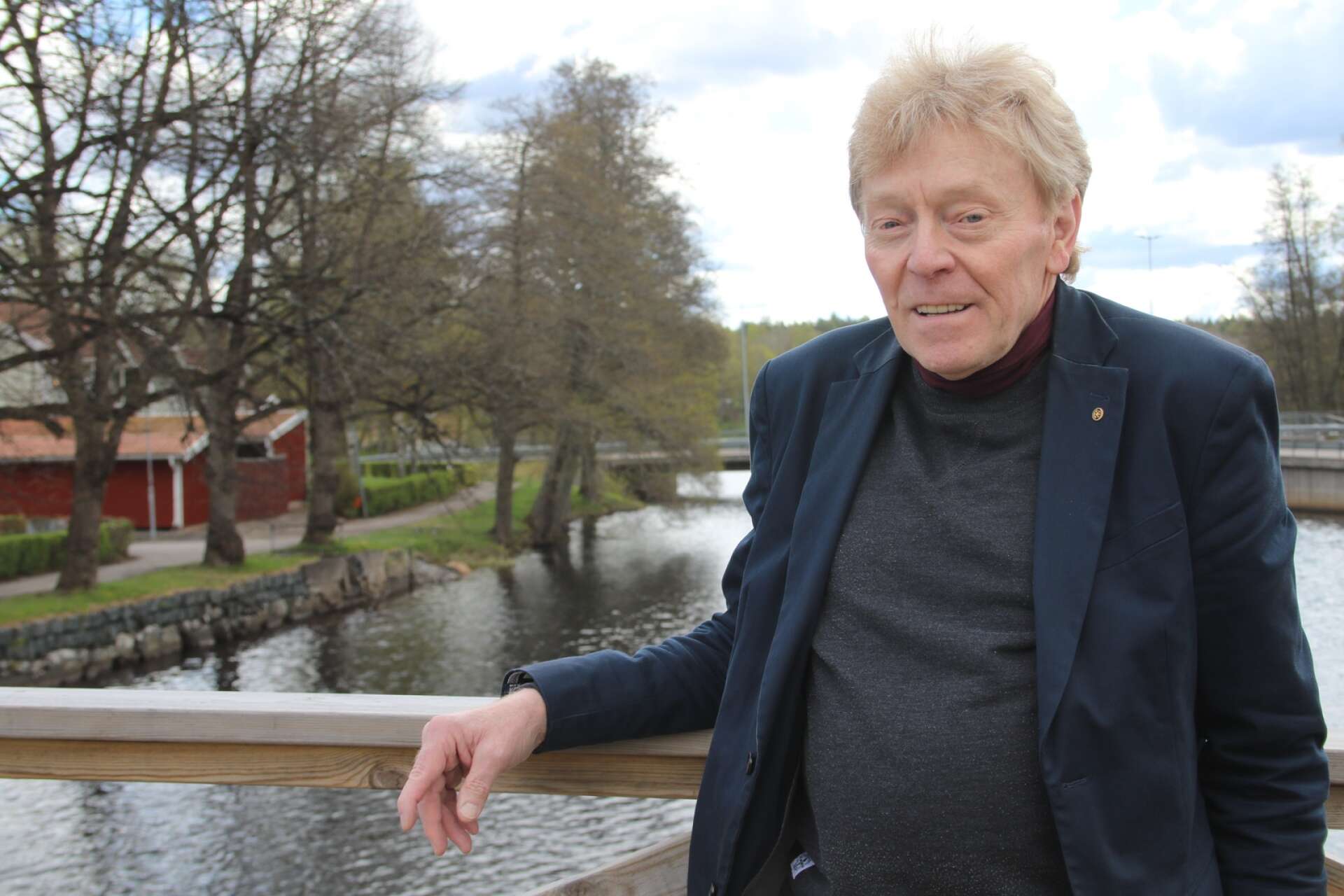 Christer Olsson (M) vill att skridskolegendarens minne ska leva vidare och därmed uppkalla en gata eller väg i Filipstad efter Jonny Nilsson. 