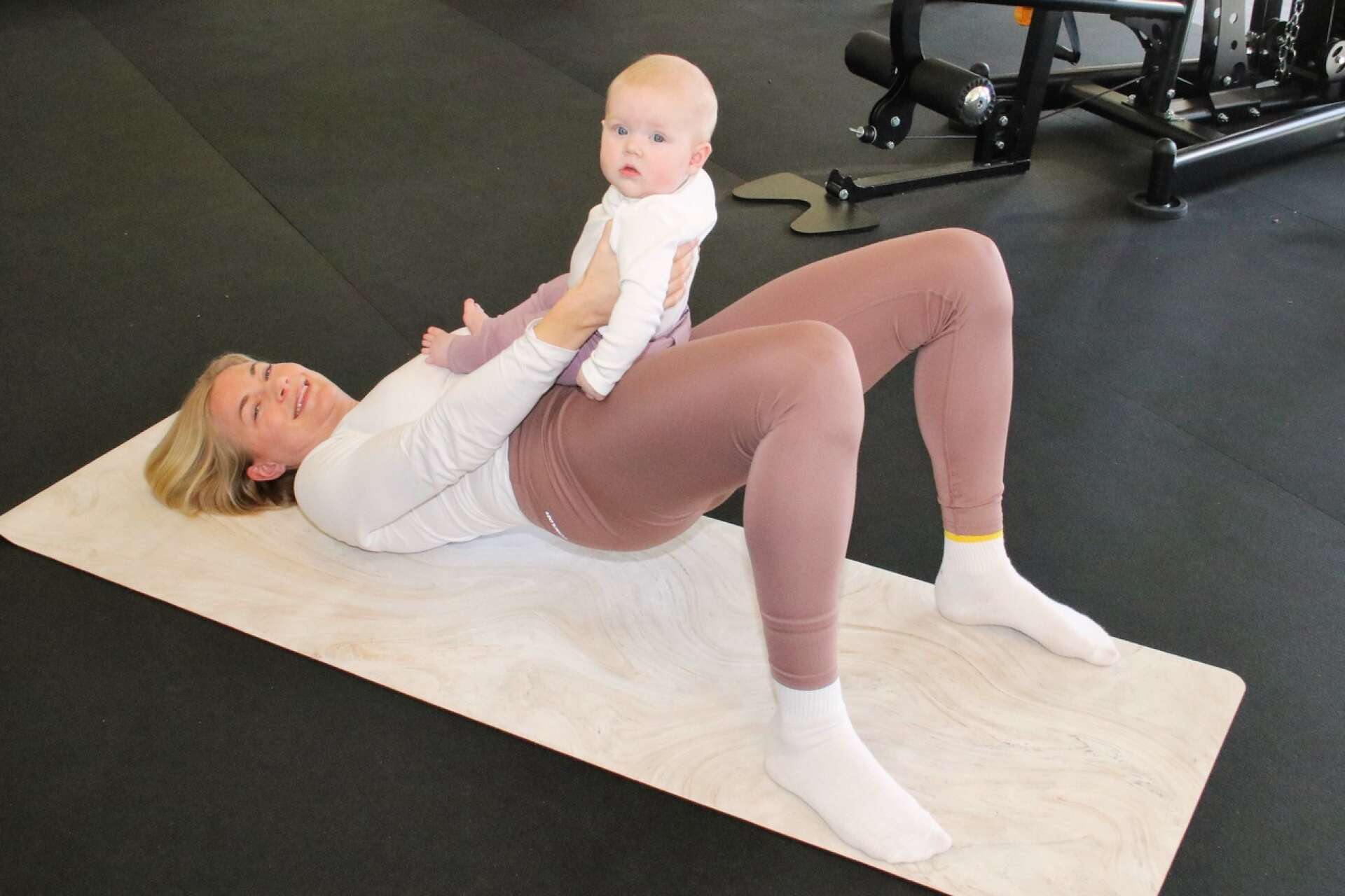 Mammaträning med bebis på gymmet i golfhallen. Lina Andersson tillsammans med dottern Stina, sex månader.
