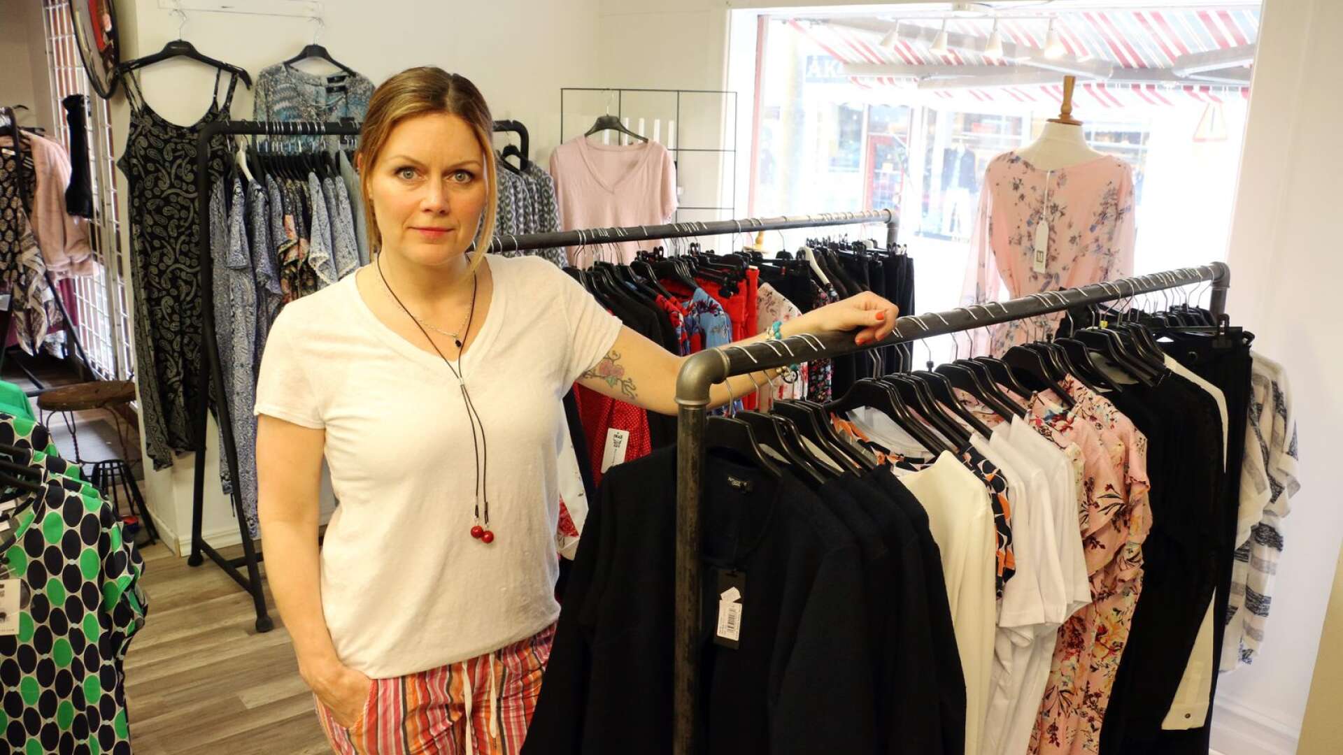 Dee-Anna Stolpe driver butiken Dee-Annas kläder i Filipstad. Som egenföretagare får hon jobba många timmar varje vecka.