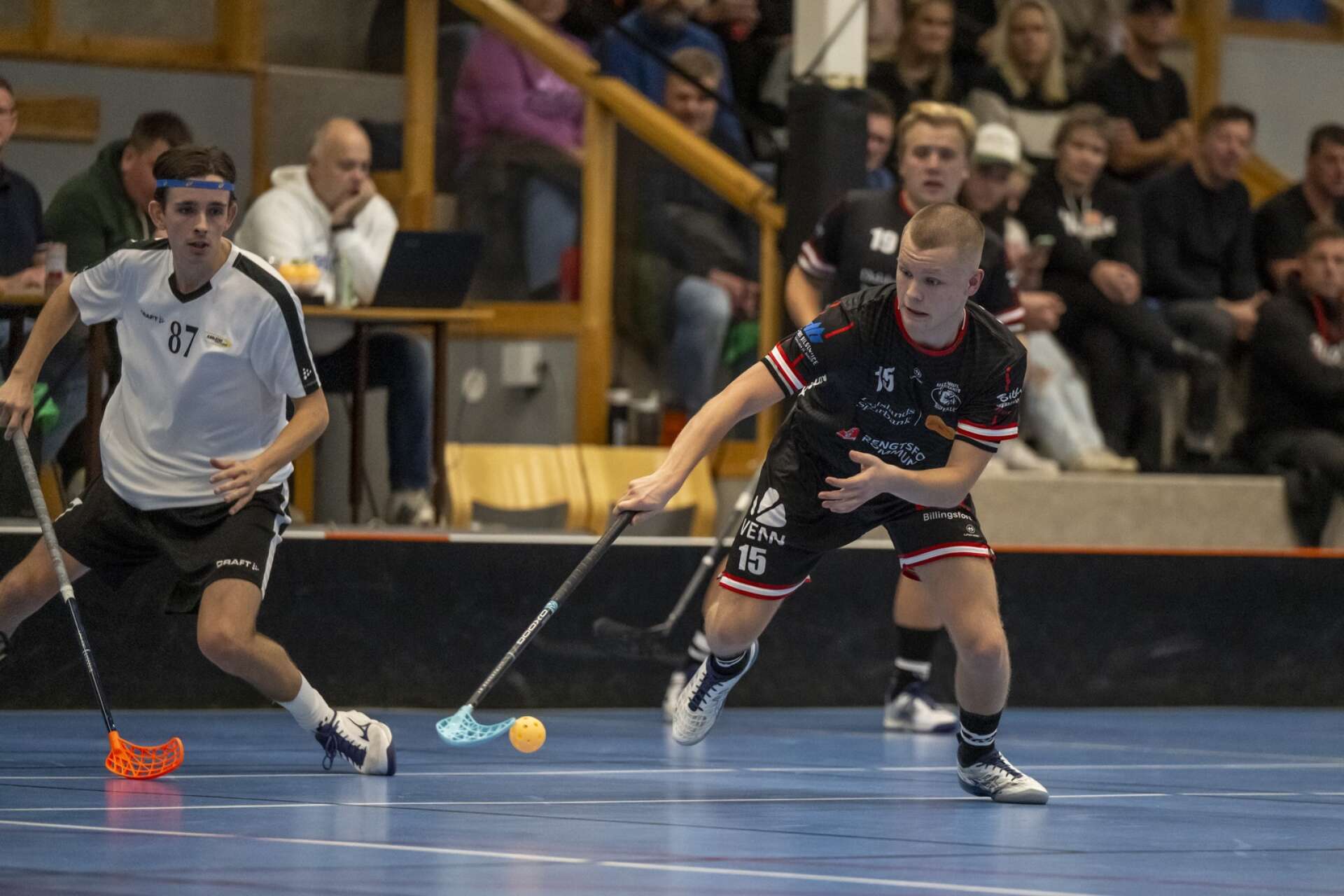 Axel Josefsson försöker få tag i bollen. I bakgrunden syns Karlstads Erik Lenhult.