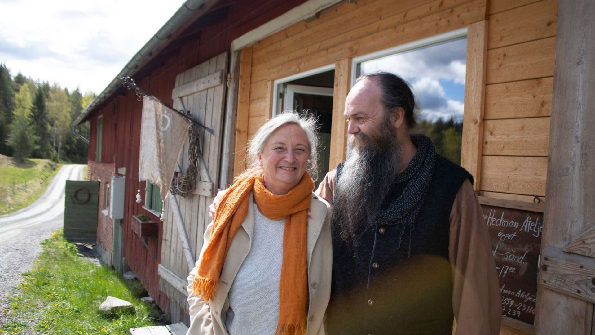 Makarna Ellen Heller och Magnus Hedman har bott och arbetat på gården utanför Högboda i lite över fem år nu. De håller ateljéerna öppna i sommar.