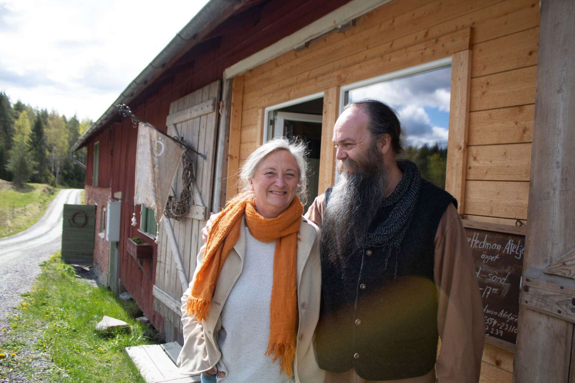 Makarna Ellen Heller och Magnus Hedman har bott och arbetat på gården utanför Högboda i lite över fem år nu. De håller ateljéerna öppna i sommar.