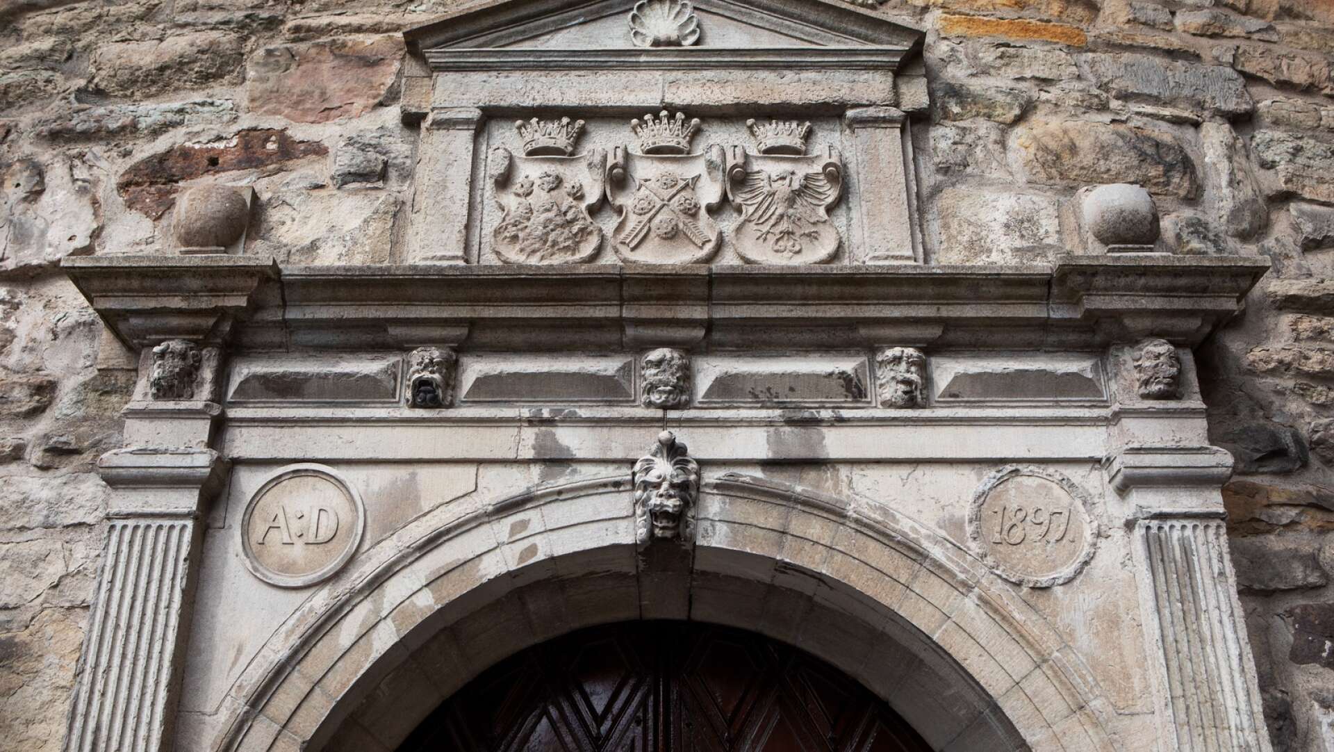 Ovanför varje entré sitter små ansikten. De kallas maskaroner och deras syfte ska vara att hålla onda andar och ting borta från slottet.