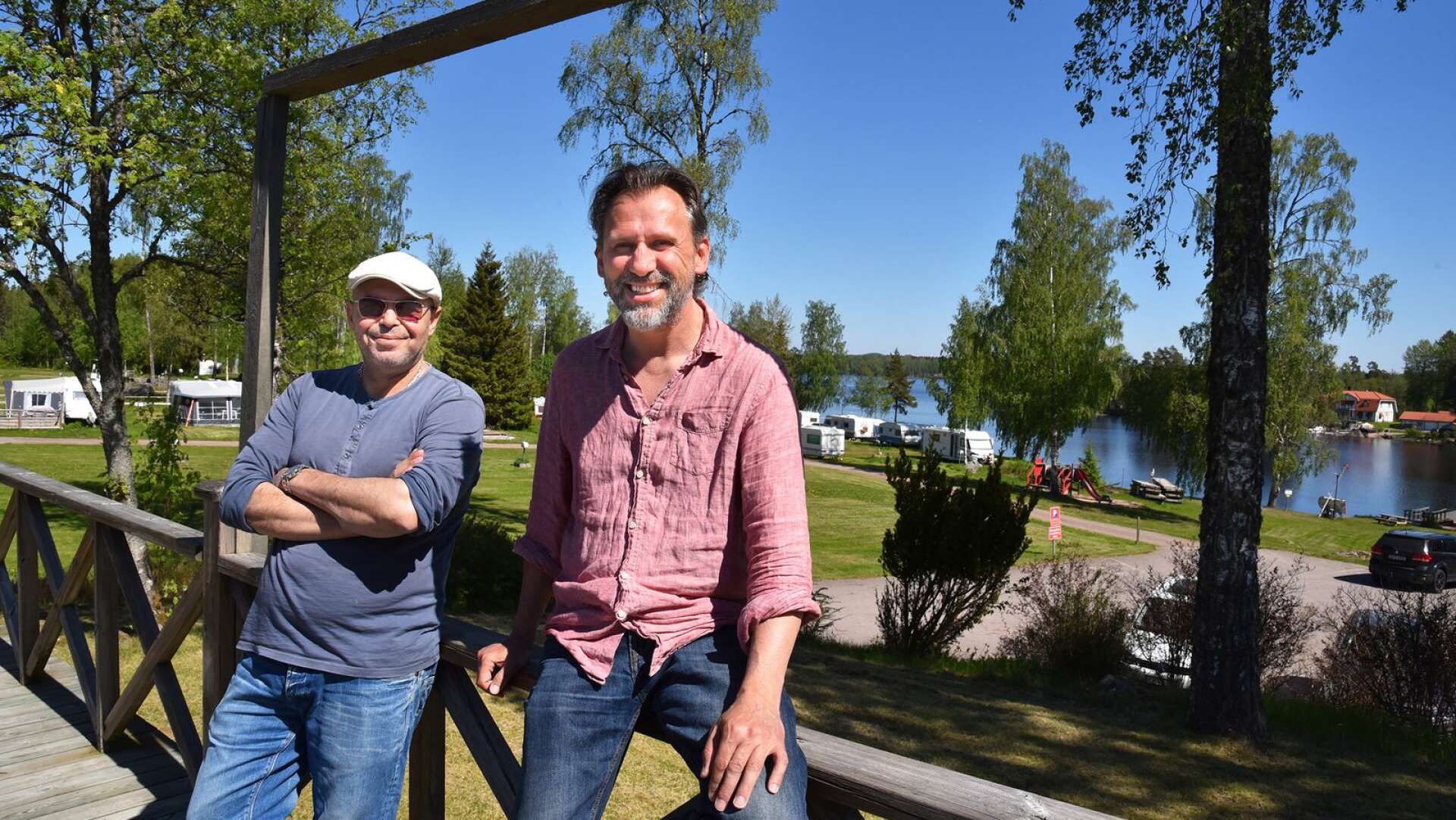 Karim Mekayassi och Michael Johansson på altanen i Lungsund. 