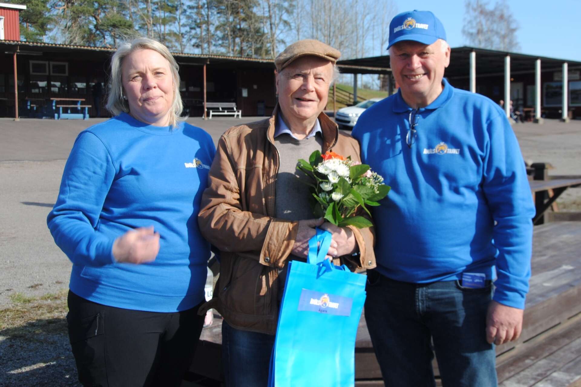 Isabella Liljestrand och Anders Bäckström från Åmålstravet gratulerade Lennart Widing efter Marcia Griffiths seger. 