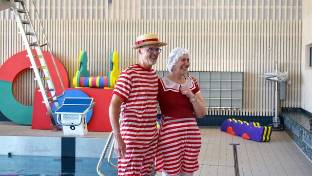 Kommunalrådet Stefan Moberg (KD) och oppositionsrådet Kristina Kristiansson (S) invigde den nya simhallen med ett hopp från tre meter.