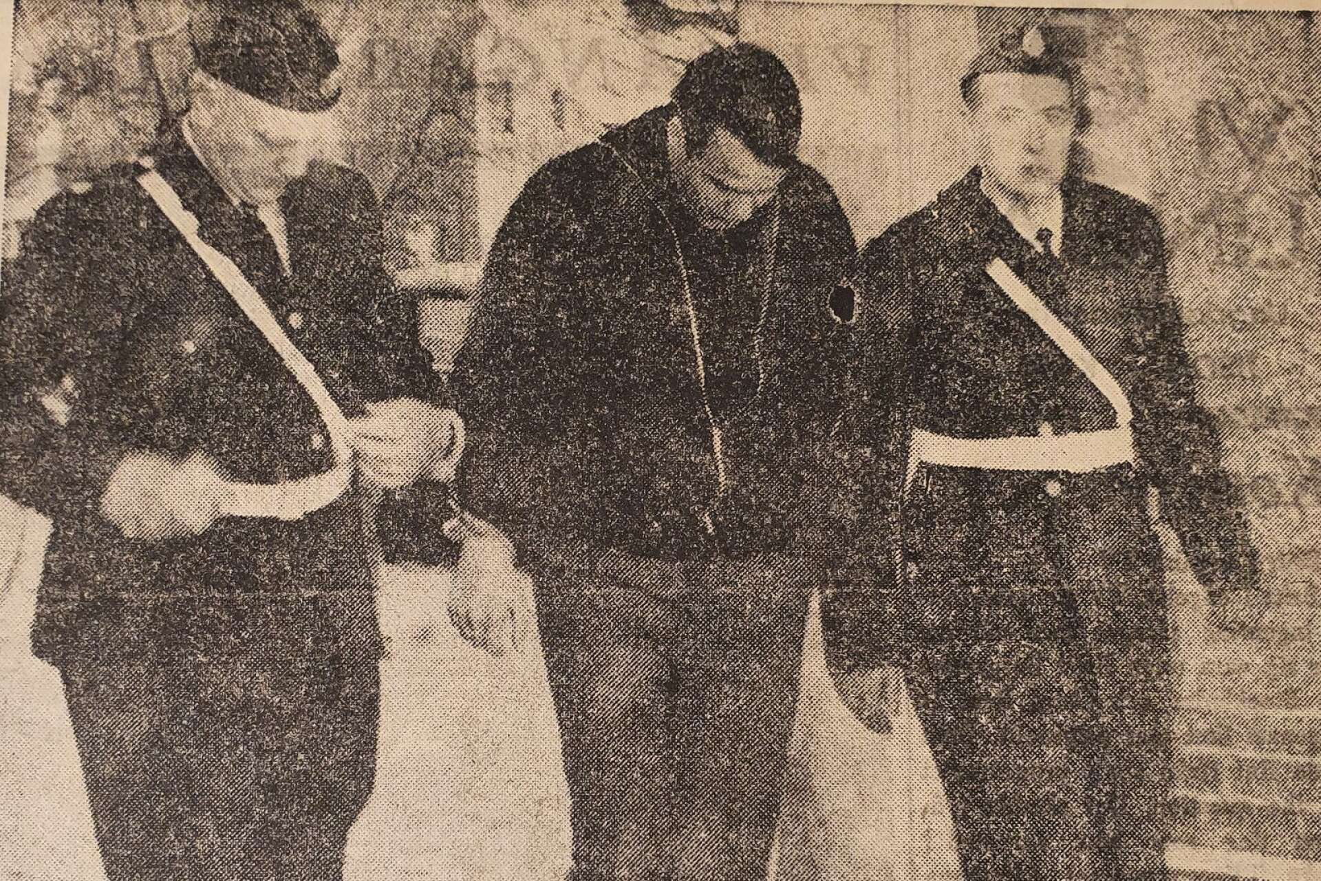 En av de åtalade tyskarna fördes till tingsförhandlingen kopplad till polisman Lundberg. Till höger polisman Jansson.