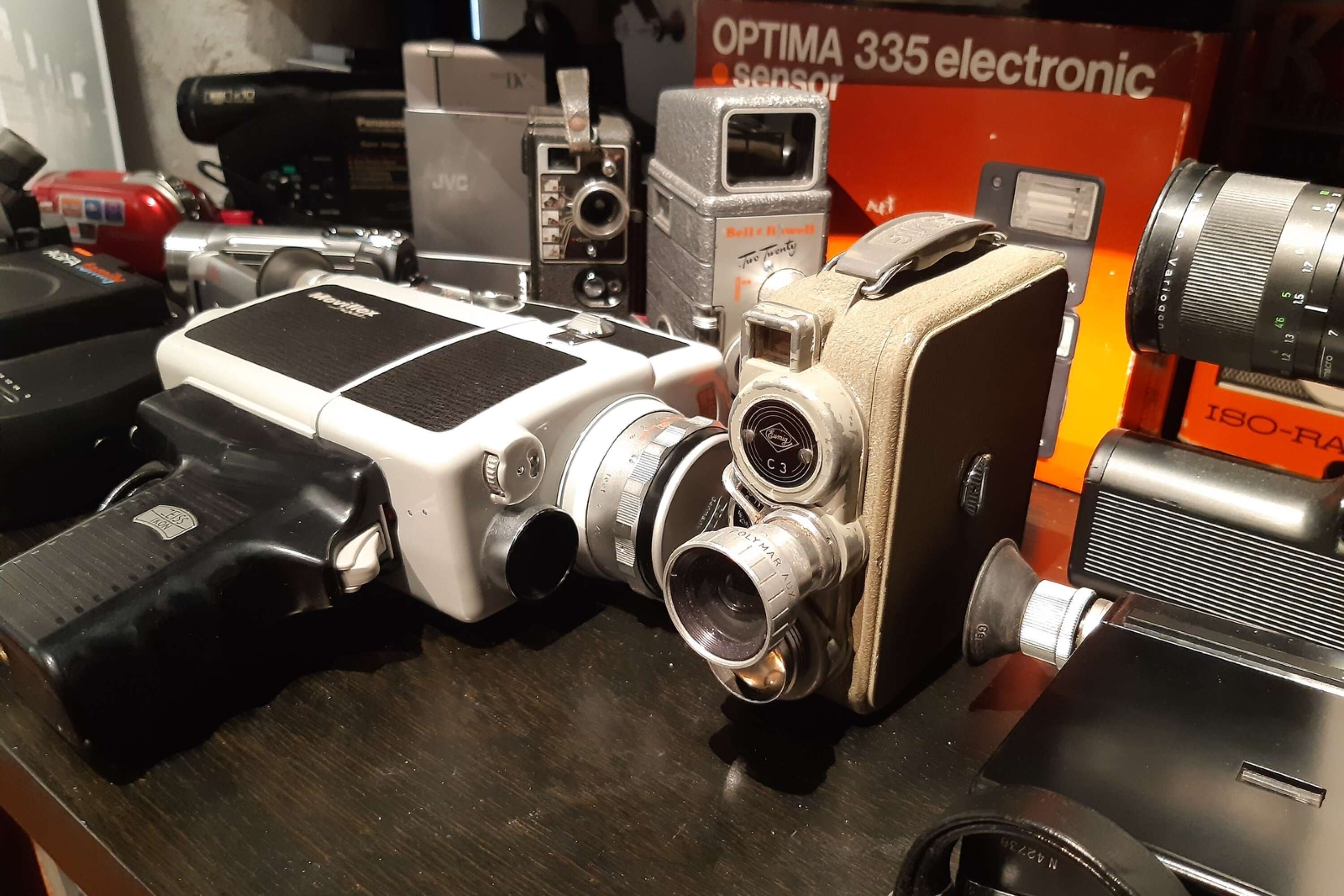 Det finns även gamla filmkameror i samlingen

