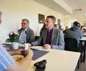 Biskop Sören Dalevi gjorde sin första visitation i Åmåls församling och åt då frukost med bland andra kyrkopolitiker Leif Aronsson (TFK). Dalevi hyllade bland annat det lokala musiklivet i församlingen, som ”ledande i stiftet”.