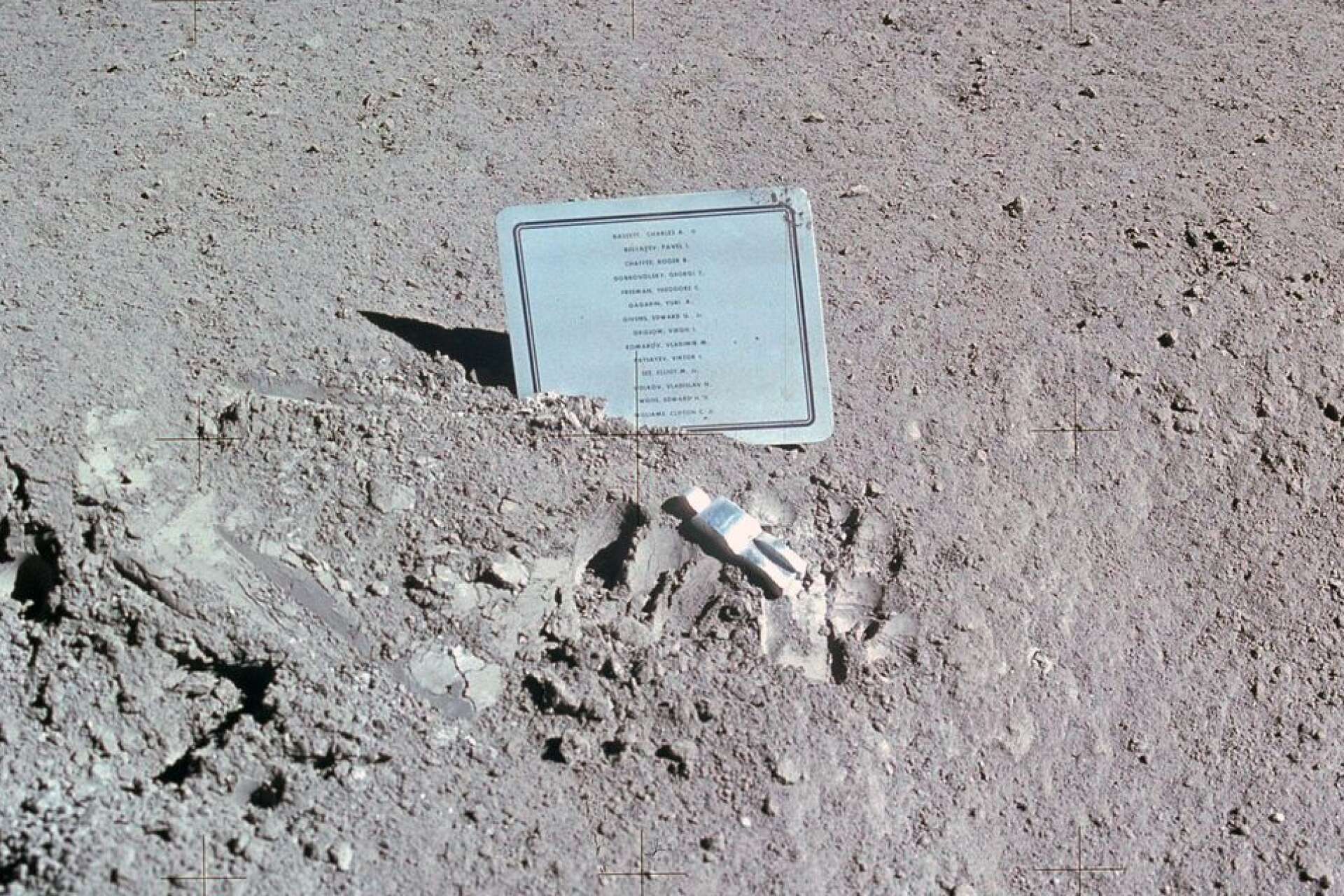 Minnesplakett över döda rymdfarare med figuren ”fallen astronaut”.