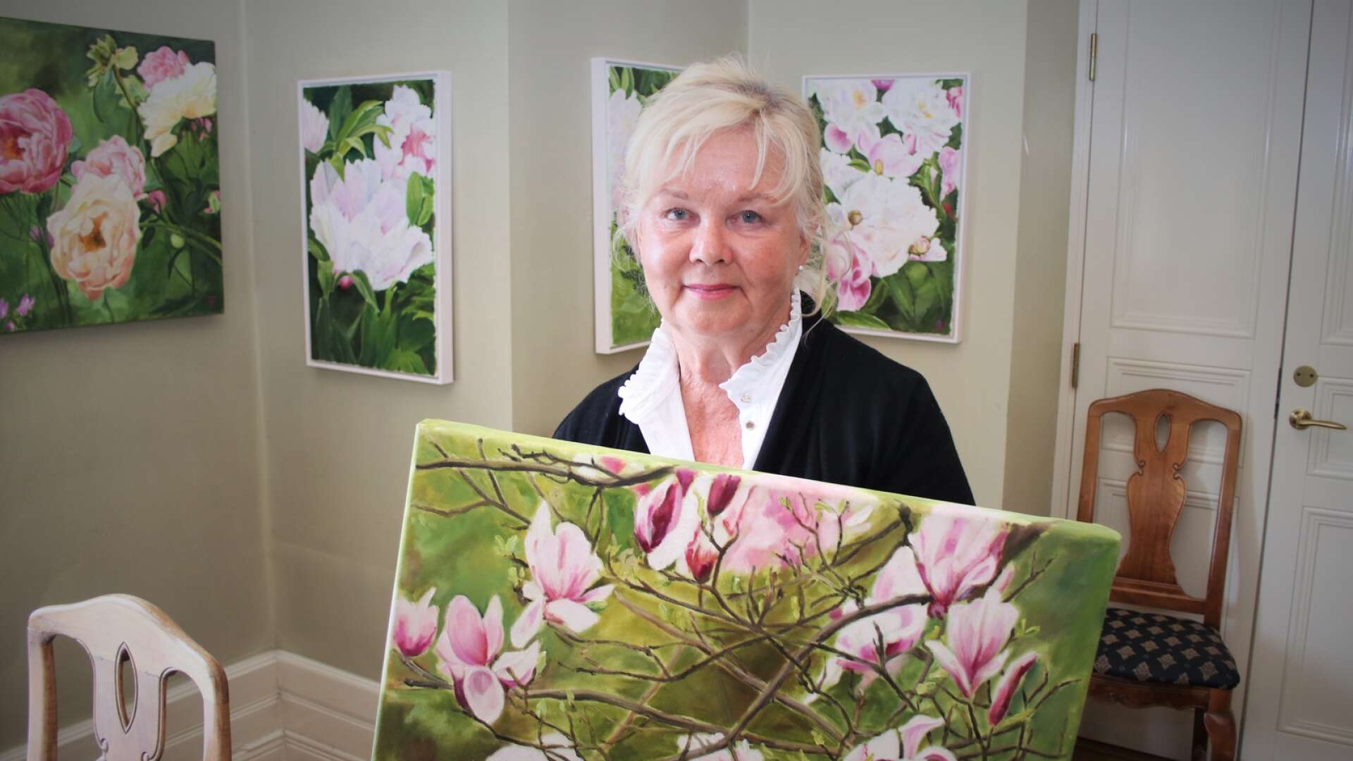 Åmåls stadshotell har börjat bjuda in lokala konstnärer. På söndag är det vernissage för 77-åriga Gunilla Kjellstedt. 