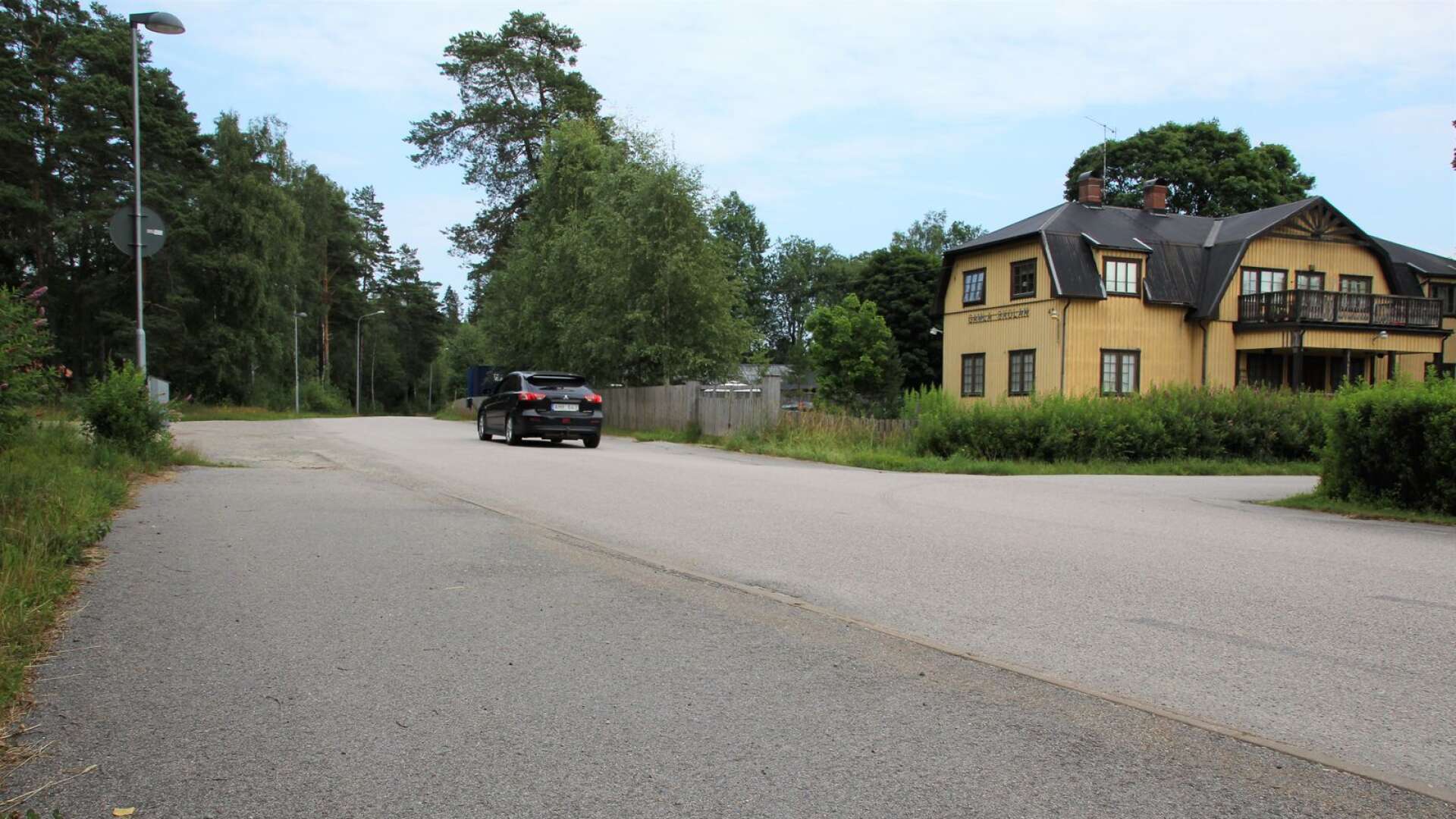 Här vid Gamla skolan tar trottoaren slut. Det innebär en stor trafikfara, menar Bäckefors hembygds- och framtidsförening.