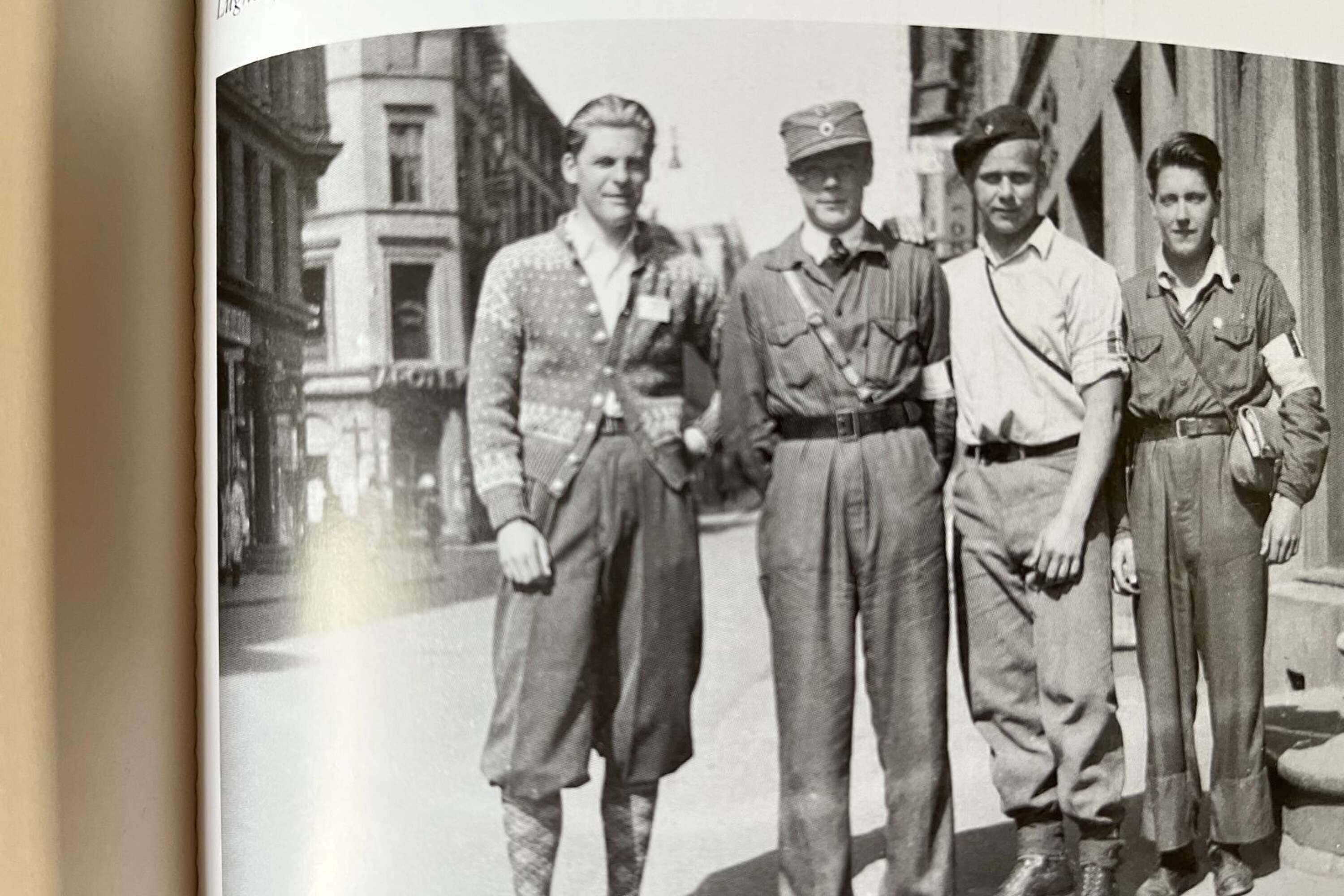 Oslo i maj 1945. Allan Mann i ljus skjorta tillsammans med vänner i Hjemmefronten. Alla bär de kungens armbindel.
