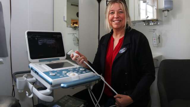 Linda Bäckström visar upp ultraljudsapparaten som är en av alla undersökningsmöjligheter man har inom Fryksdalshälsan.