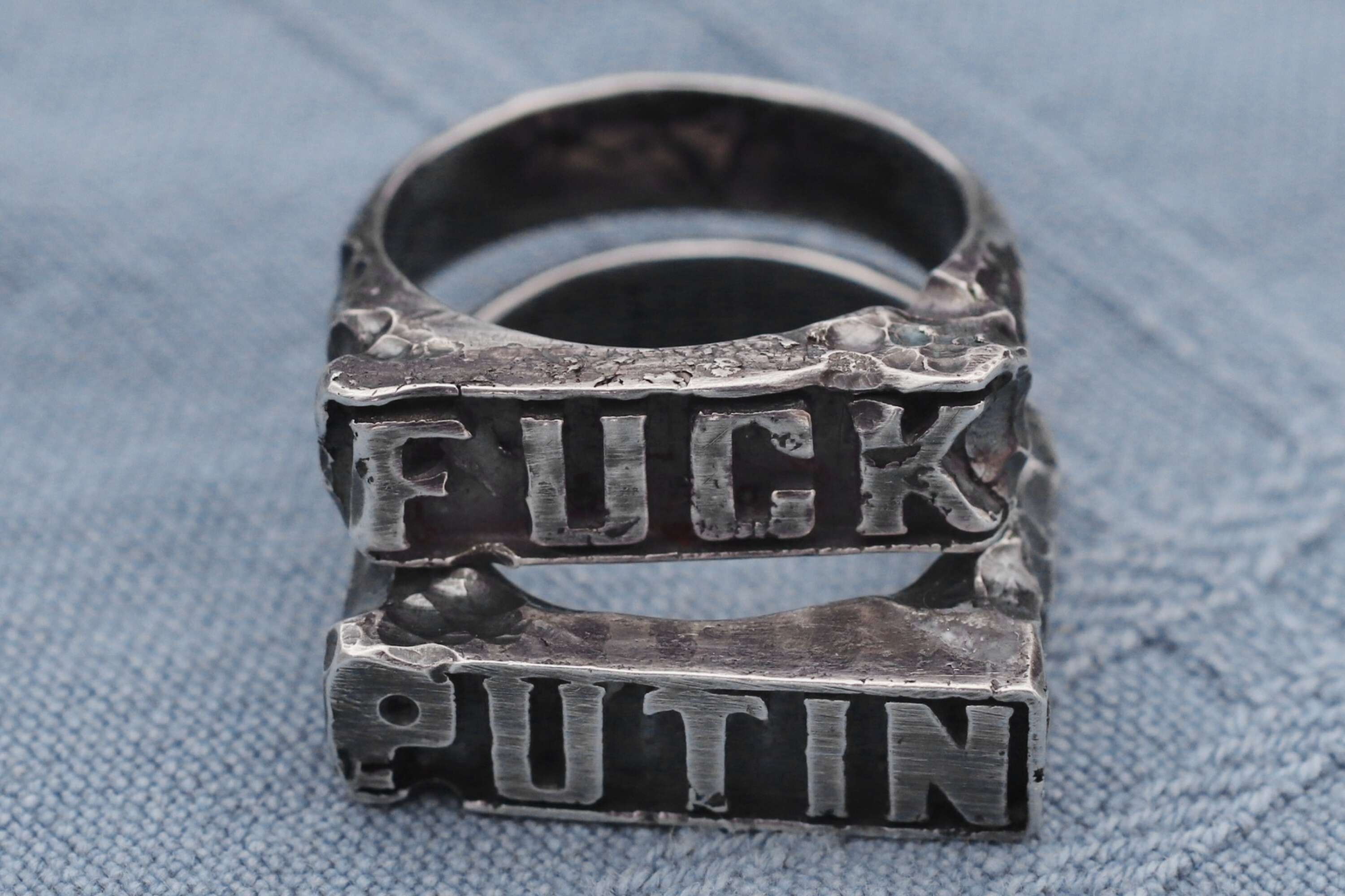 Ringar med orden ”Fuck” och ”Putin” är två av fyra nya designer hos Paskota jewelry.