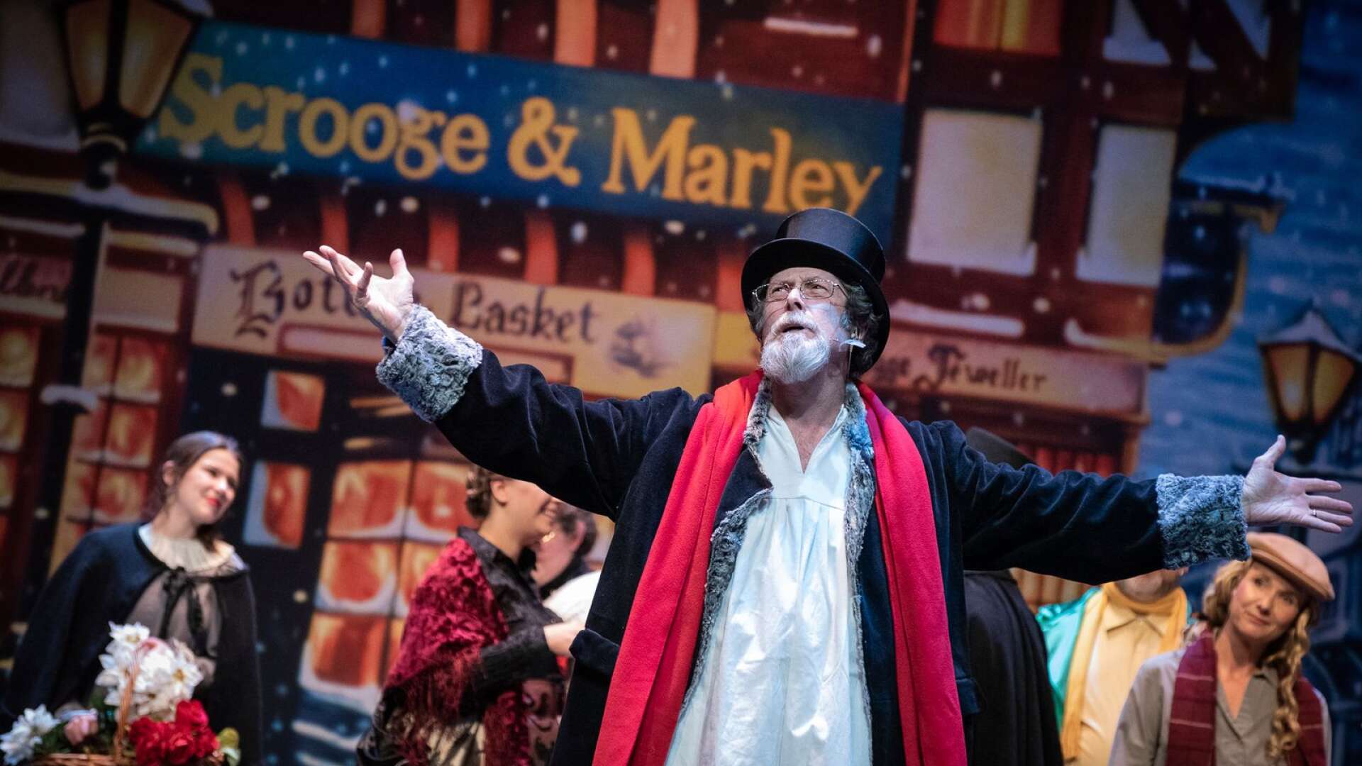 Jim Freeman som Ebenezer Scrooge i en teaterföreställning.