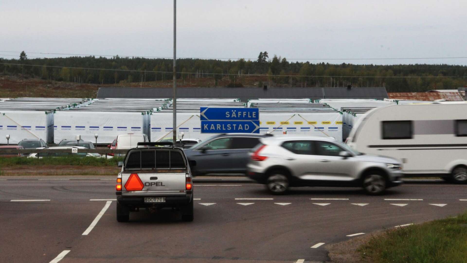 E45 genom Värmlandsbro ska byggas om till en 2+1-väg med mitträcke. Trafikverket menar att vägen som den är i dag brister i trafiksäkerhet, och nu finns sex olika förslag på hur vägen kan komma att se ut i framtiden.