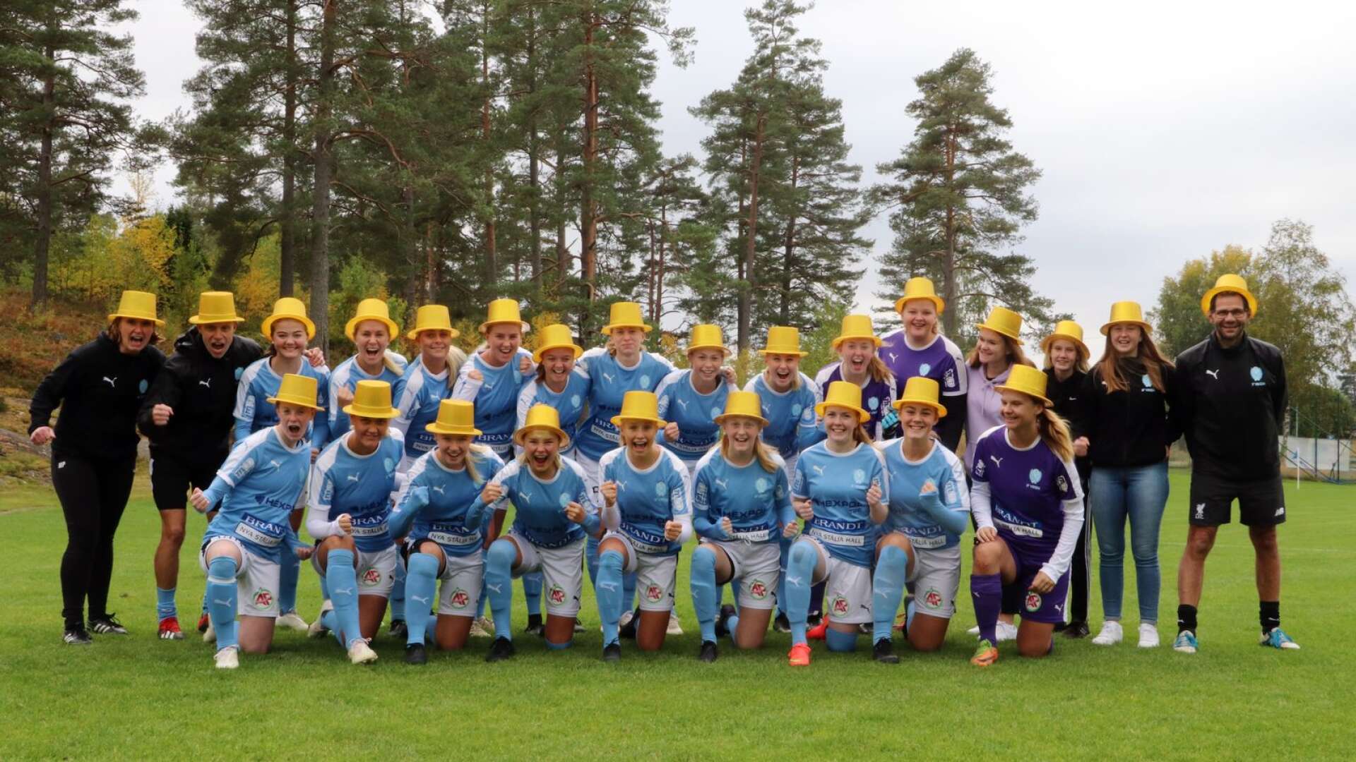 IF Viken firade seriesegern i division 3 Bohuslän-Dalsland med internmatch, guldhattar och tårta.