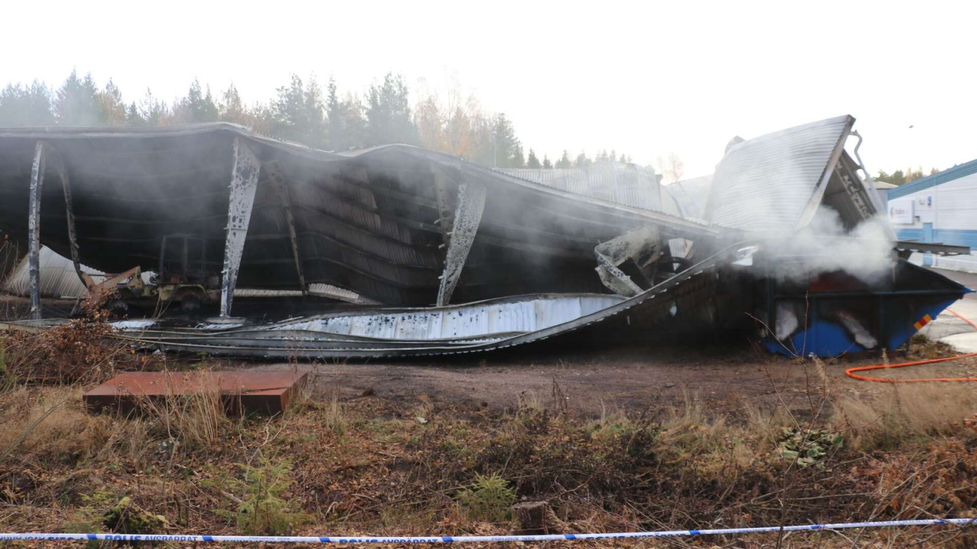 Ingen misstänkt gärningsperson har ännu gripits för onsdagens brand på Fågelmyren i Åmål.