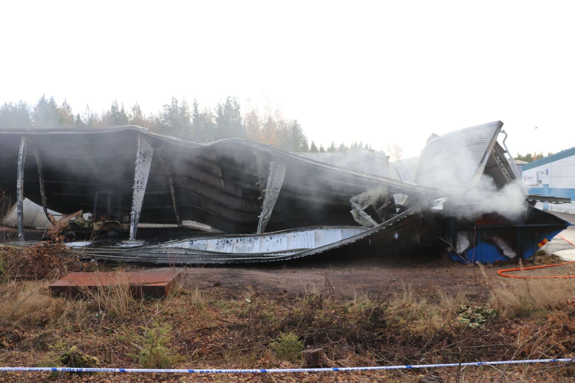 Ingen misstänkt gärningsperson har ännu gripits för onsdagens brand på Fågelmyren i Åmål.