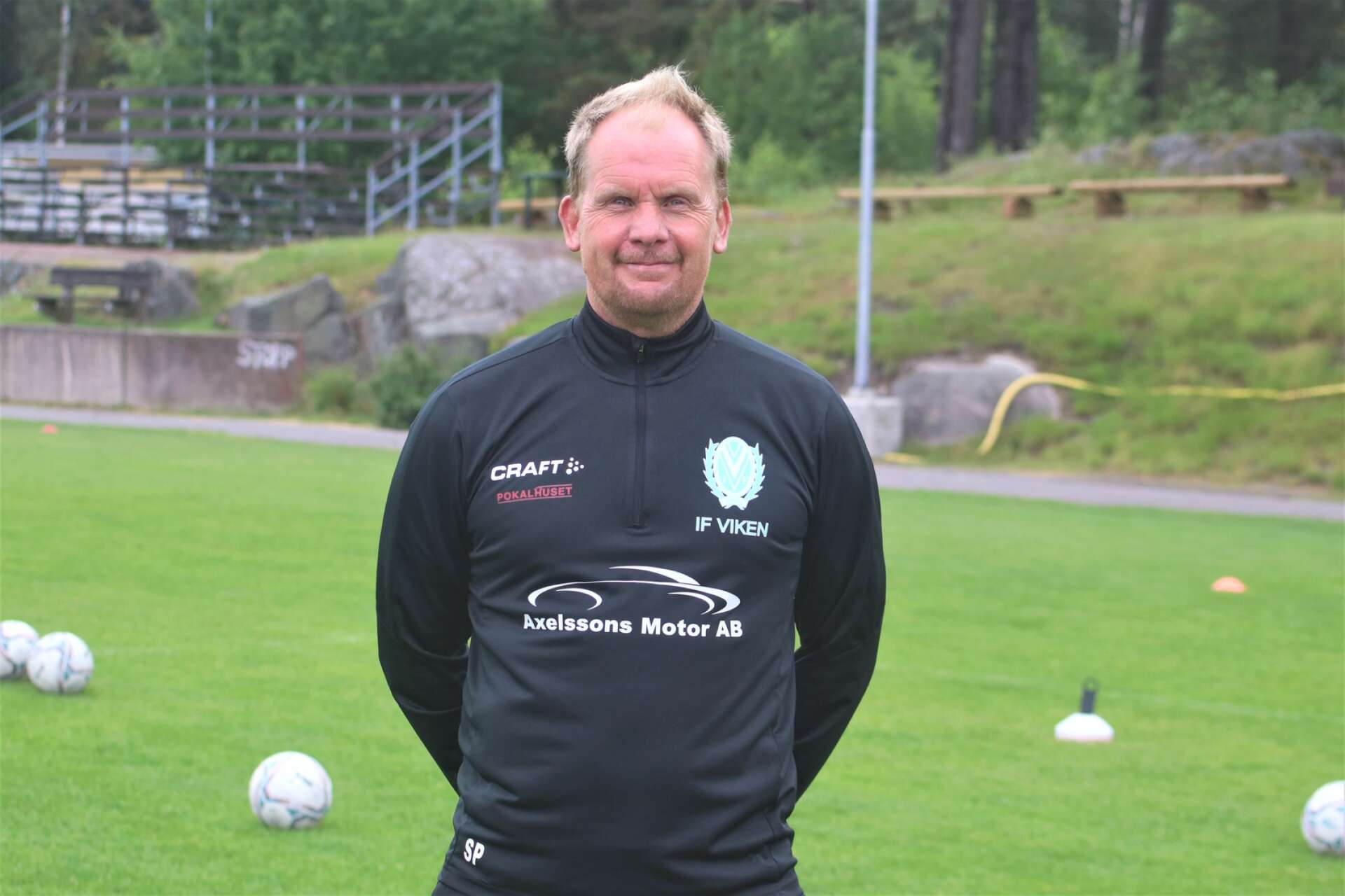 Trots en andraplats i serien i fjol fick Stefan Persson lämna tränaruppdraget i IF Viken. Han ersattes av Thomas Sääv som kom från Fengersfors IK. Nu tar Stefan Persson istället över i Fengersfors. 