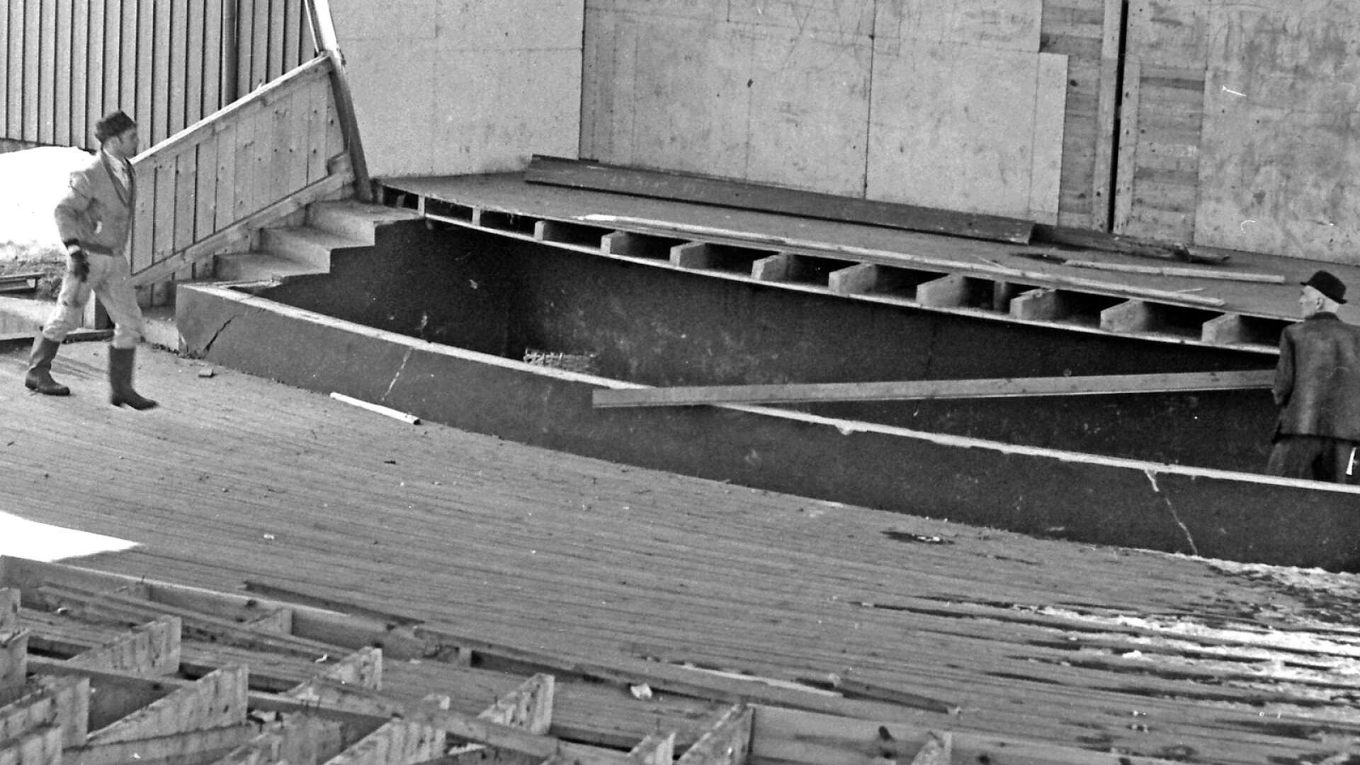 I slutet av mars 1969 pågick rivningen. Bit för bit plockades byggnaden ned. Här är det scengolvet, som trampats av så många berömda artister, som bryts upp. 