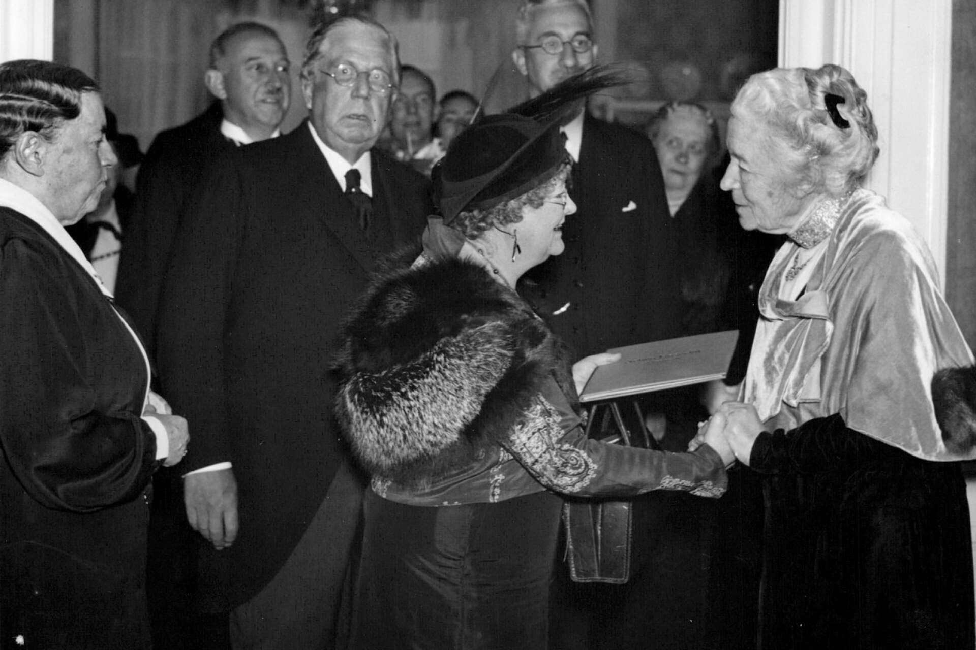 Fru Thit Jensen gratulerar författarinnan Selma Lagerlöf på 80-årsdagen, 1938.