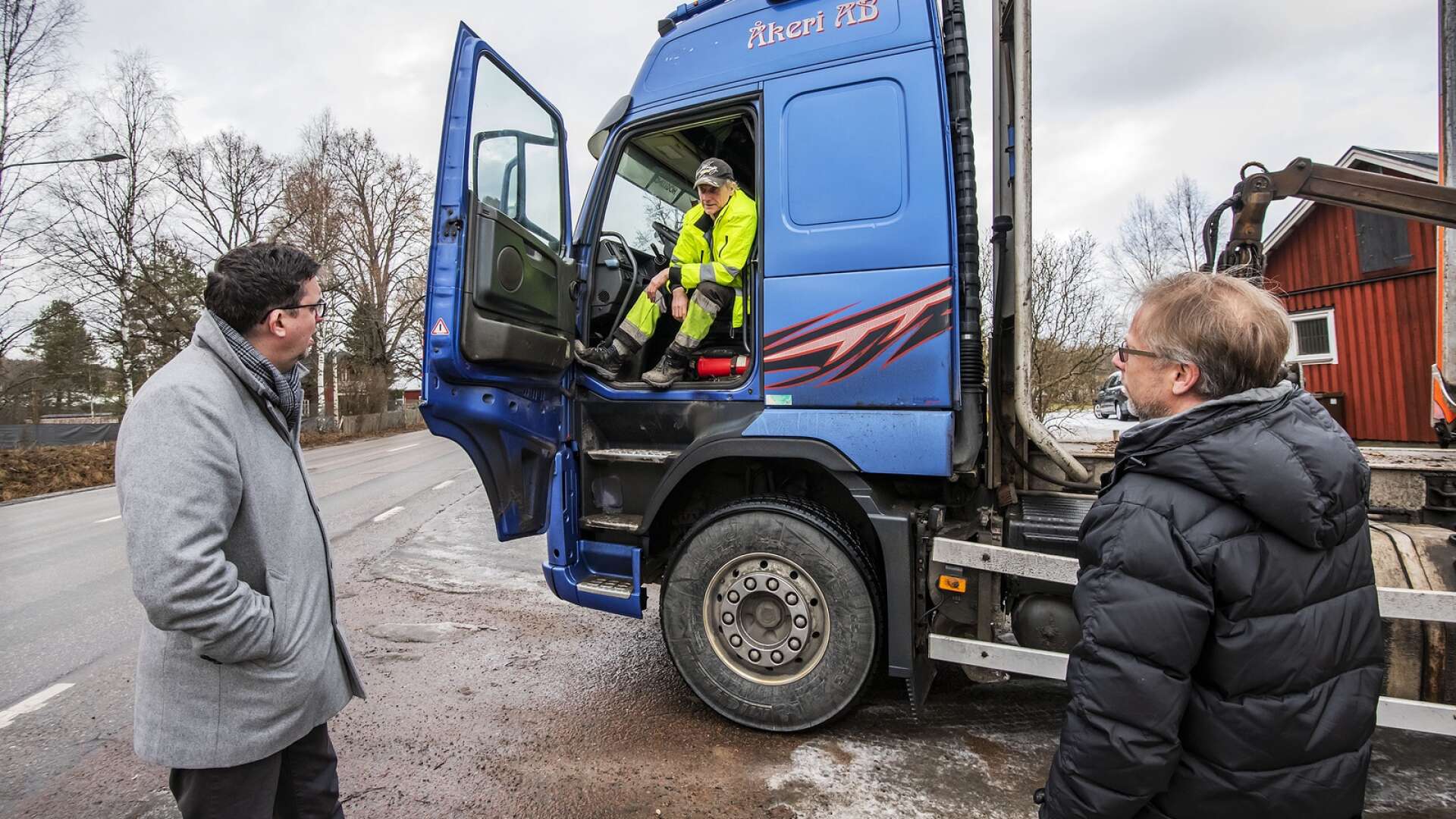 Ett år har gått sedan timmerbilsföraren Kent Svensson varnade politikerna Mikael Dahlqvist (S) och Mathias Lindquist (S) för ohållbara dieselpriser. Trots att de sedan har stigit ytterligare går branschen runt, men det är knappt.
