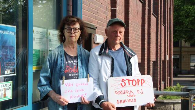 Inger Dernroth och Hans Nyman protesterade mot att sjukhuset i Mariestad kan stängas utanför stadshuset.