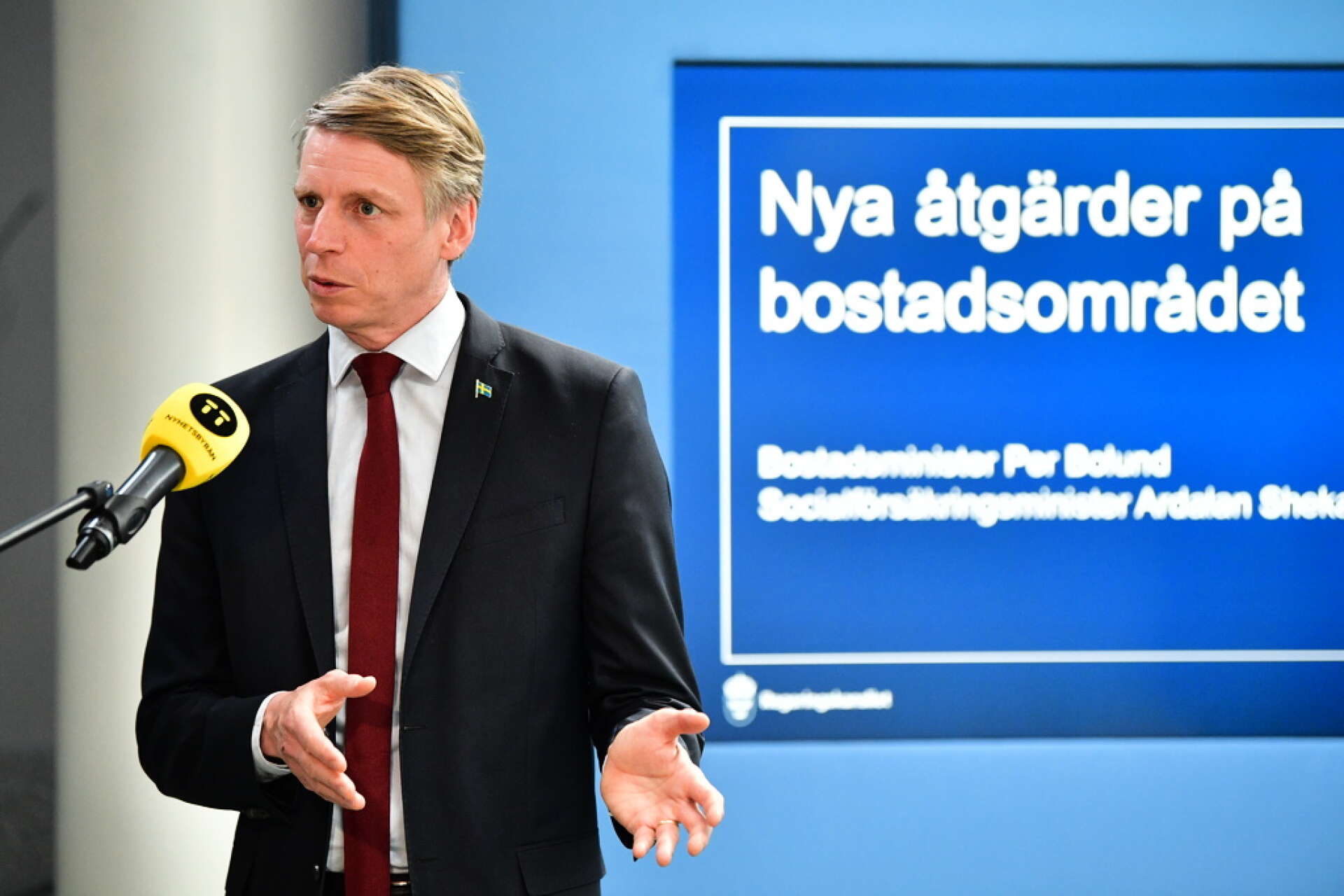 Bostadsminister Per Bolund (MP) presenterar en tillfällig höjning av bostadsbidraget.