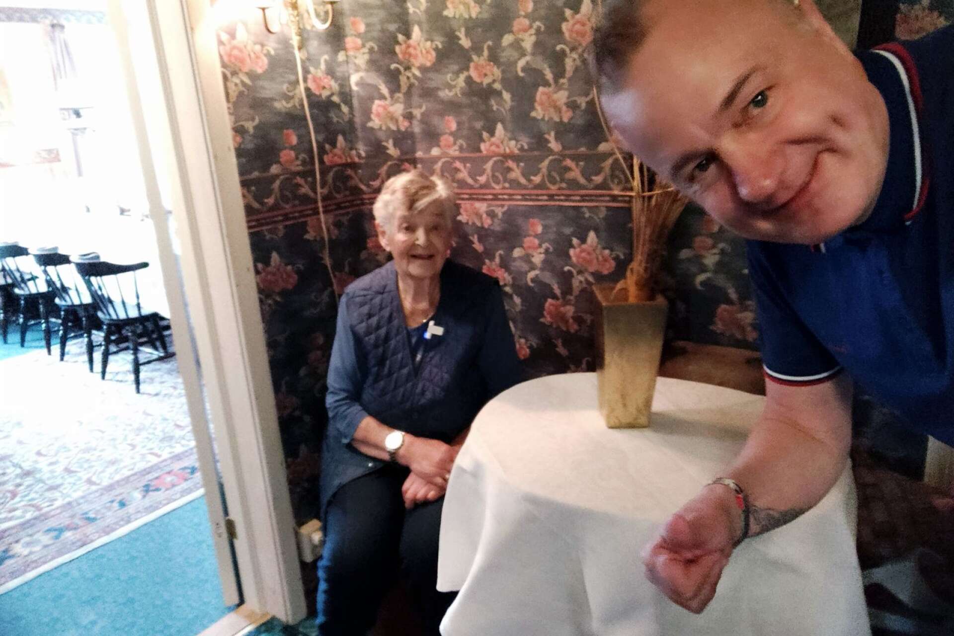 Per Dahlberg tar en selfie med Gun Edvardsson på Wärdshuset Pilgrimen.