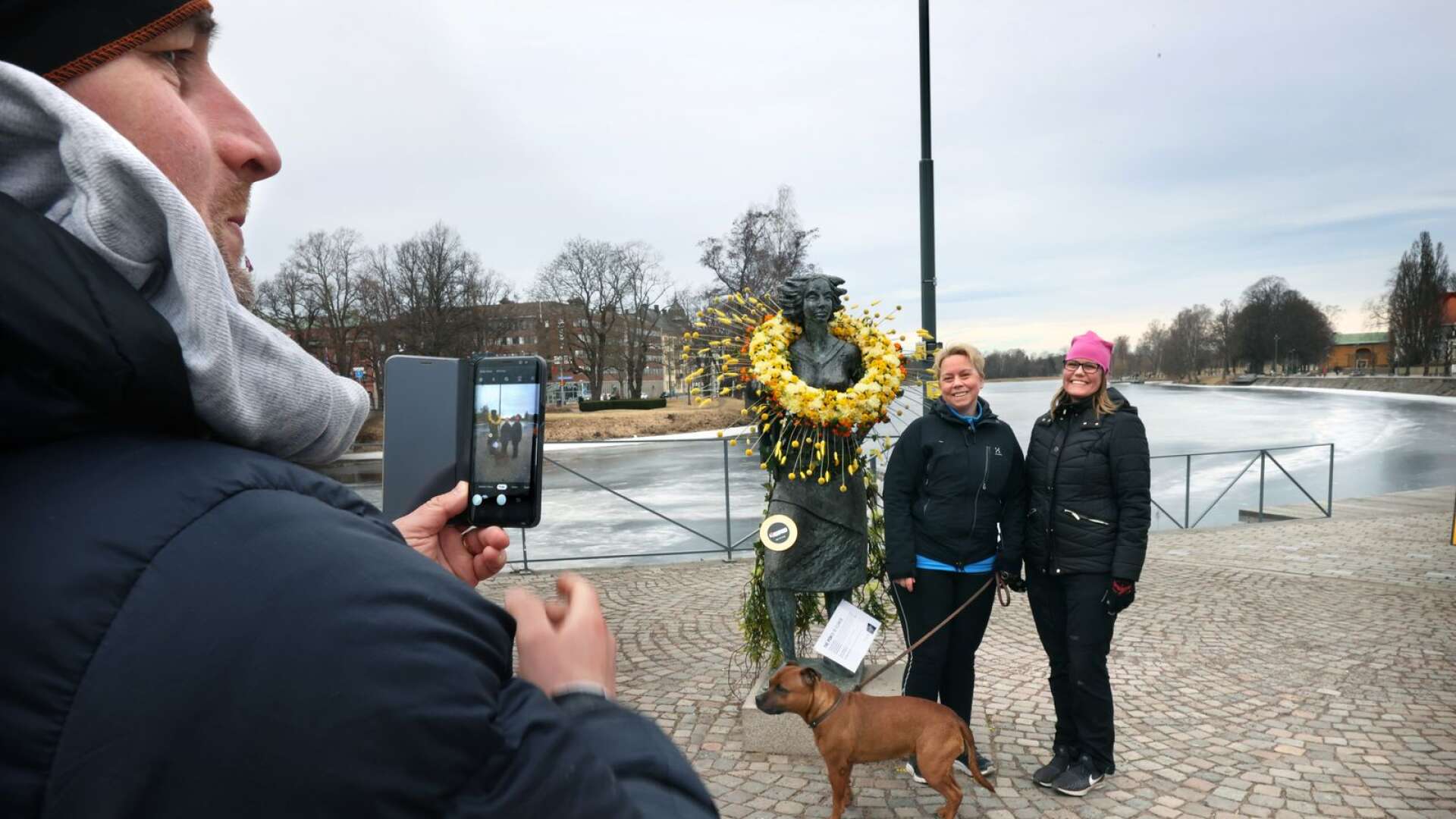Charlotte Björklund, Susanne Wallenström och hunden Lisa fotograferas av Lars Björklund