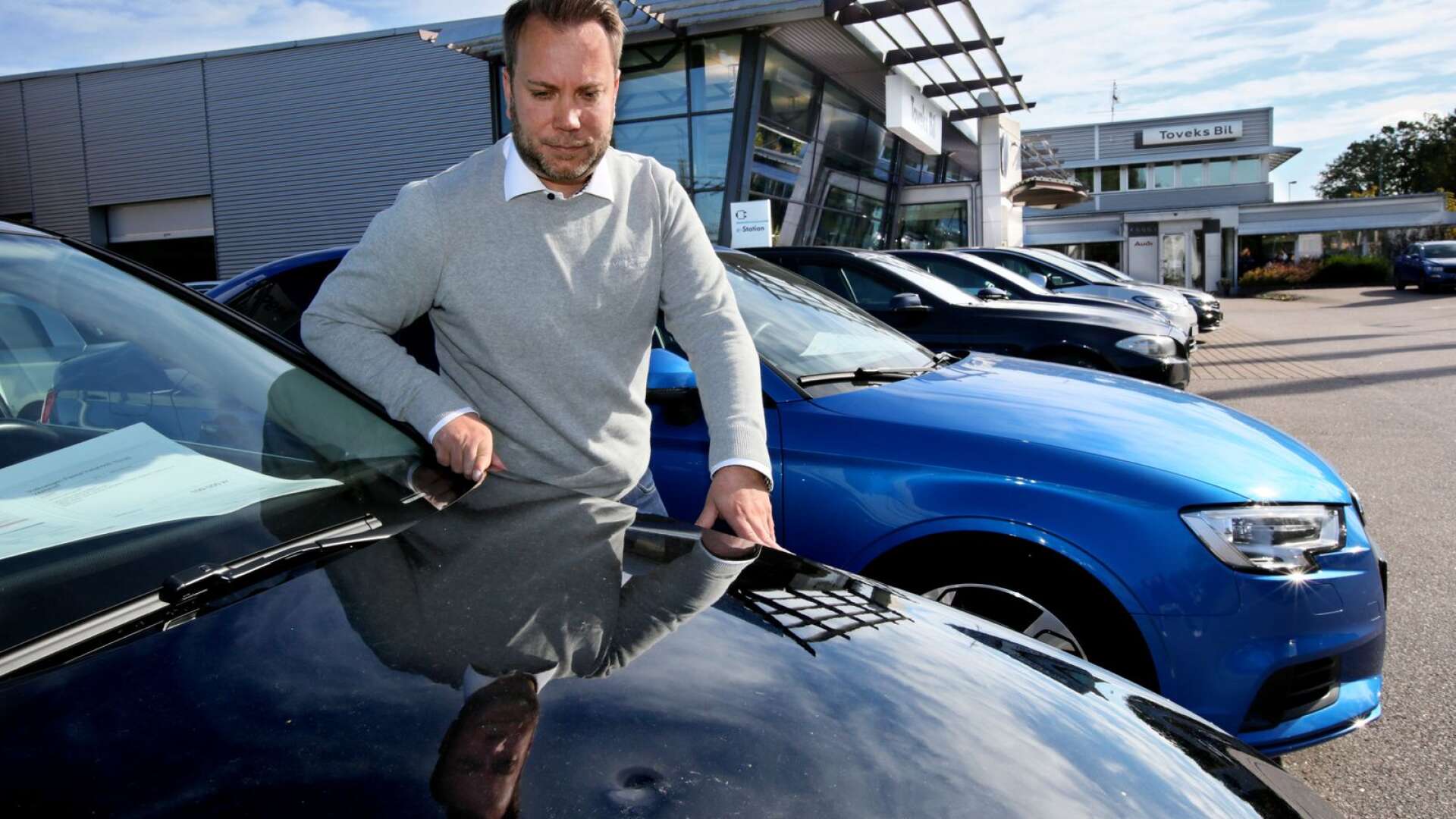 Andreas Rehn, försäljningschef på Toveks Bil, synar skadorna på motorhuvarna efter att 25 bilar vandaliserats natten mot måndagen.