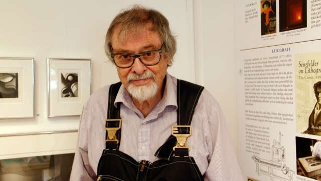 Konstnären och tidigare bildläraren Björn Carlén fyller 85 år. Det firar han med en jubileumsutställning i Åmåls konsthall. 