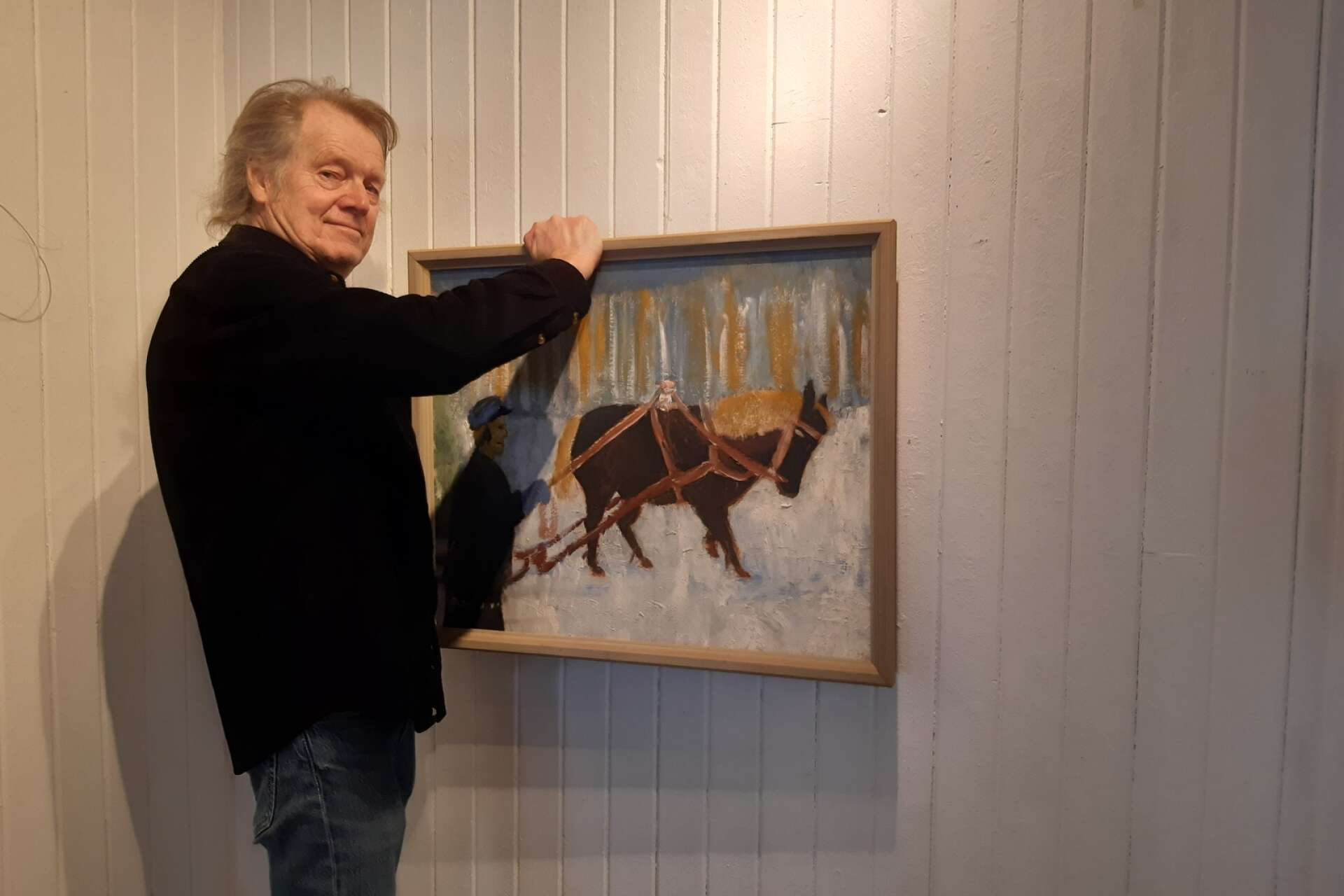 Janne Samuelsson har fått ansvaret att hänga utställningen med John Östmans konst som går under namnet ” I huvet på en naivist”.