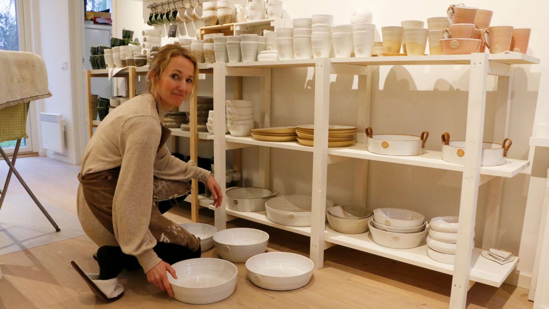 Marita Holmberg har sin ateljé och verkstad i huset på Lövnäs på Hammarö.