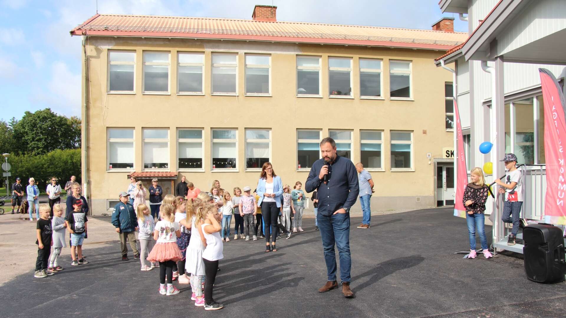 Så här såg det ut när lågstadiedelen av Råda skola invigdes 2019. Kommunalrådet Jens Fischer (OR) höll tal.