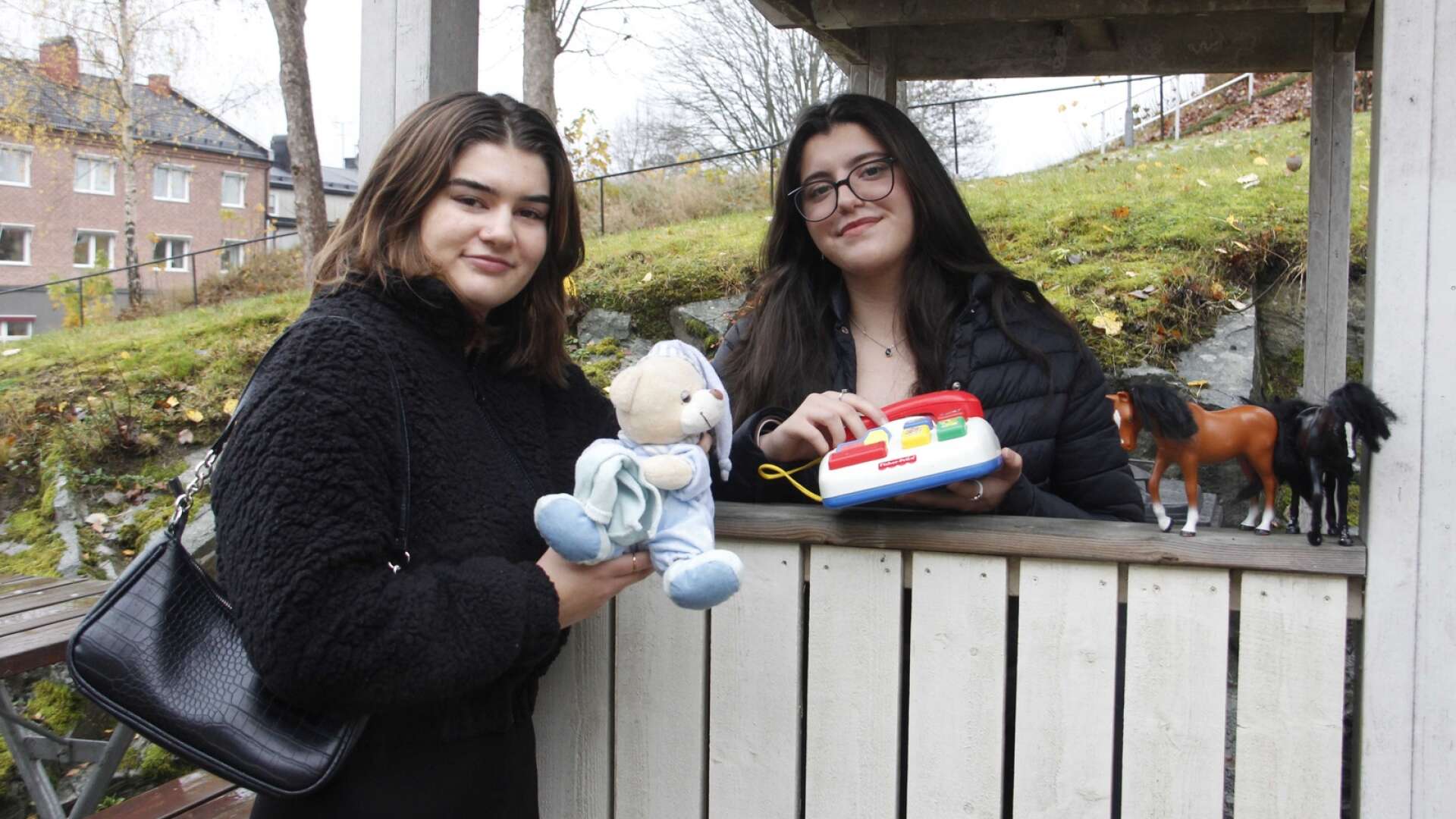 Alexandra Bardal Anderson, till vänster och Helin Abbdi från Bengtsfors driver UF-företaget New Life vars affärsidé är att sälja begagnade leksaker.