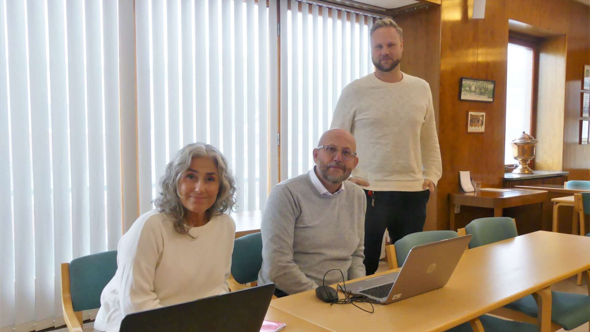 Lena Björk, folkhälsostrateg, Jan-Erik Samuelsson, tf kommundirektör, och Kristoffer Ljung, näringslivs- och kommunikationschef, berättar om hur Åmål arbetar för att minska arbetslösheten.