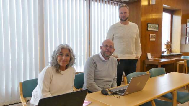 Jan-Erik Samuelsson, här flankerad av Lena Björk, folkhälsostrateg, och Kristoffer Ljung, näringslivs- och kommunikationschef, har erbjudits jobbet som kommundirektör i Åmål.