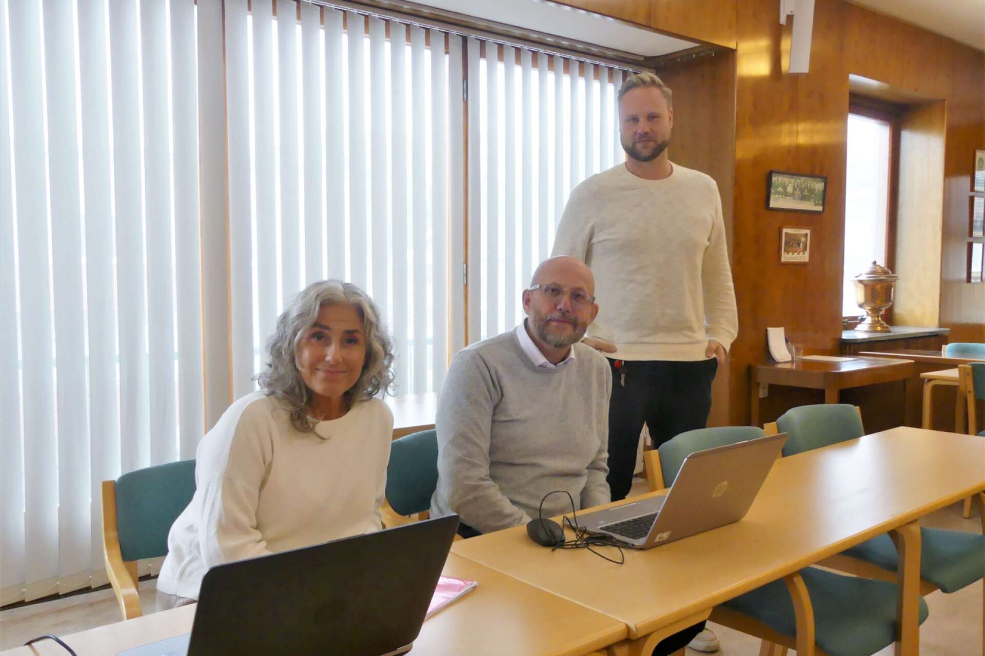 Jan-Erik Samuelsson, här flankerad av Lena Björk, folkhälsostrateg, och Kristoffer Ljung, näringslivs- och kommunikationschef, har erbjudits jobbet som kommundirektör i Åmål.