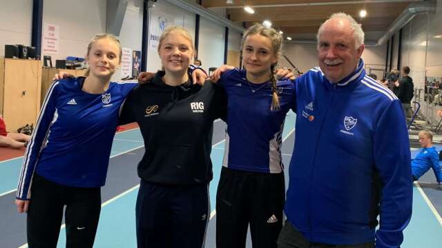 Från vänster: Ebba Vold Johannesson, Bea Vold Johannesson, Evelina Olsson och tränare Mats Svärdsén.