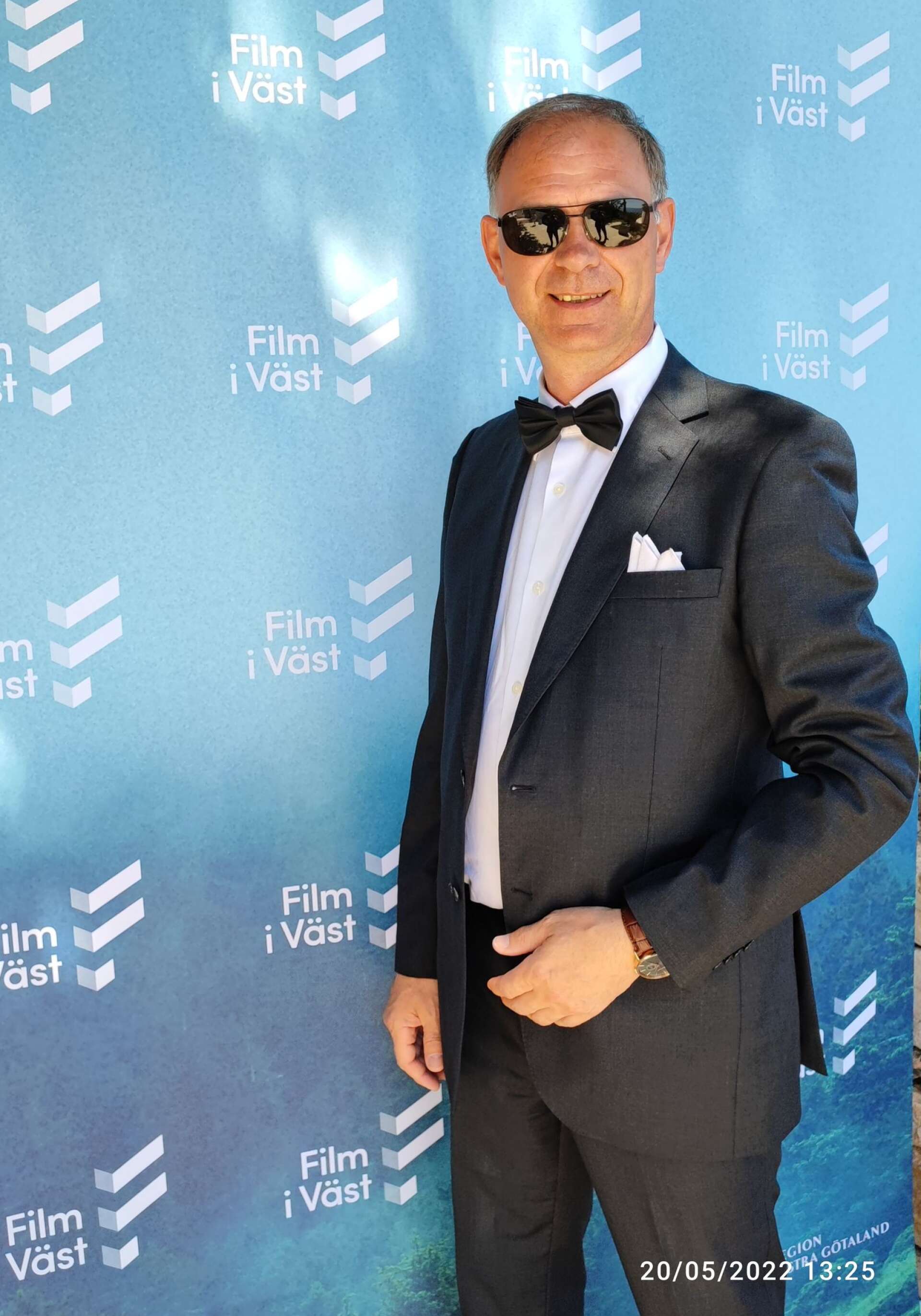 Kenneth Gustavsson, ordförande i Film i Väst, körde Bond-looken på plats i Cannes. 