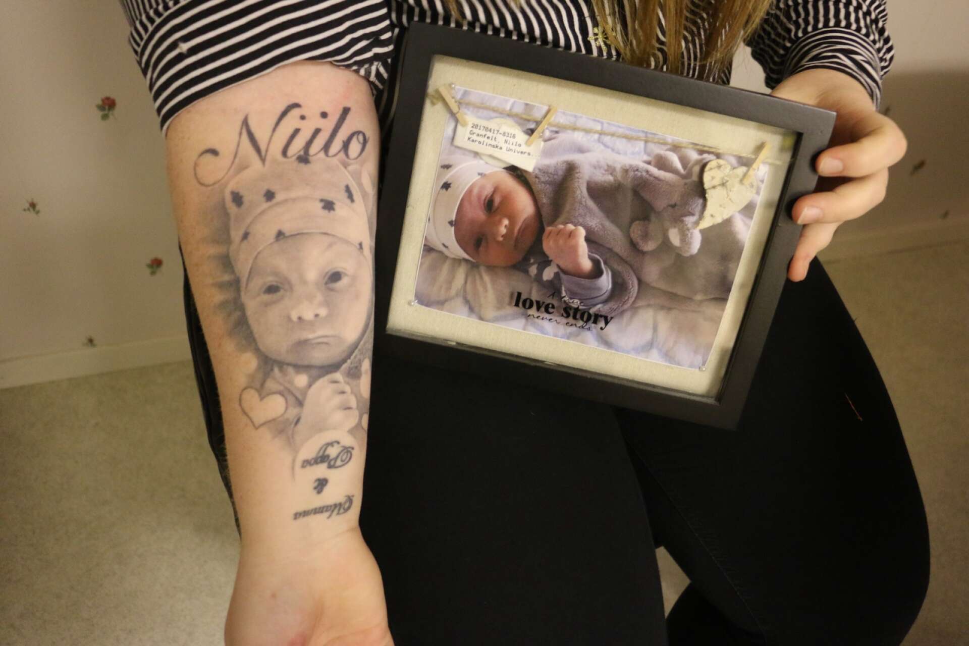 Jozefine har låtit en tatuerare göra en tatuering på hennes arm från en bild på Niilo. 