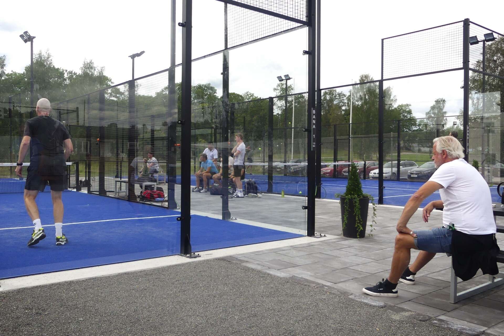 Efter lite om och men står padelbanorna nu klara vid Billeruds tennisklubb, och under helgen avgjordes klubbens interna seriespel för första gången utomhus.