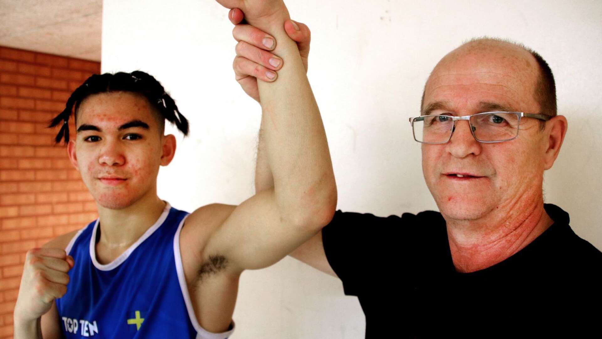 16-årige &quot;Alexis&quot; Fredriksson är Sveriges störste boxningstalang och spås en lysande framtid i ringen. Tidigare i år blev han trea på ungdoms-EM. Hans pappa och tränare, Kermith Fredriksson, kommer från Säffle och var själv svensk mästare flera gånger om. 