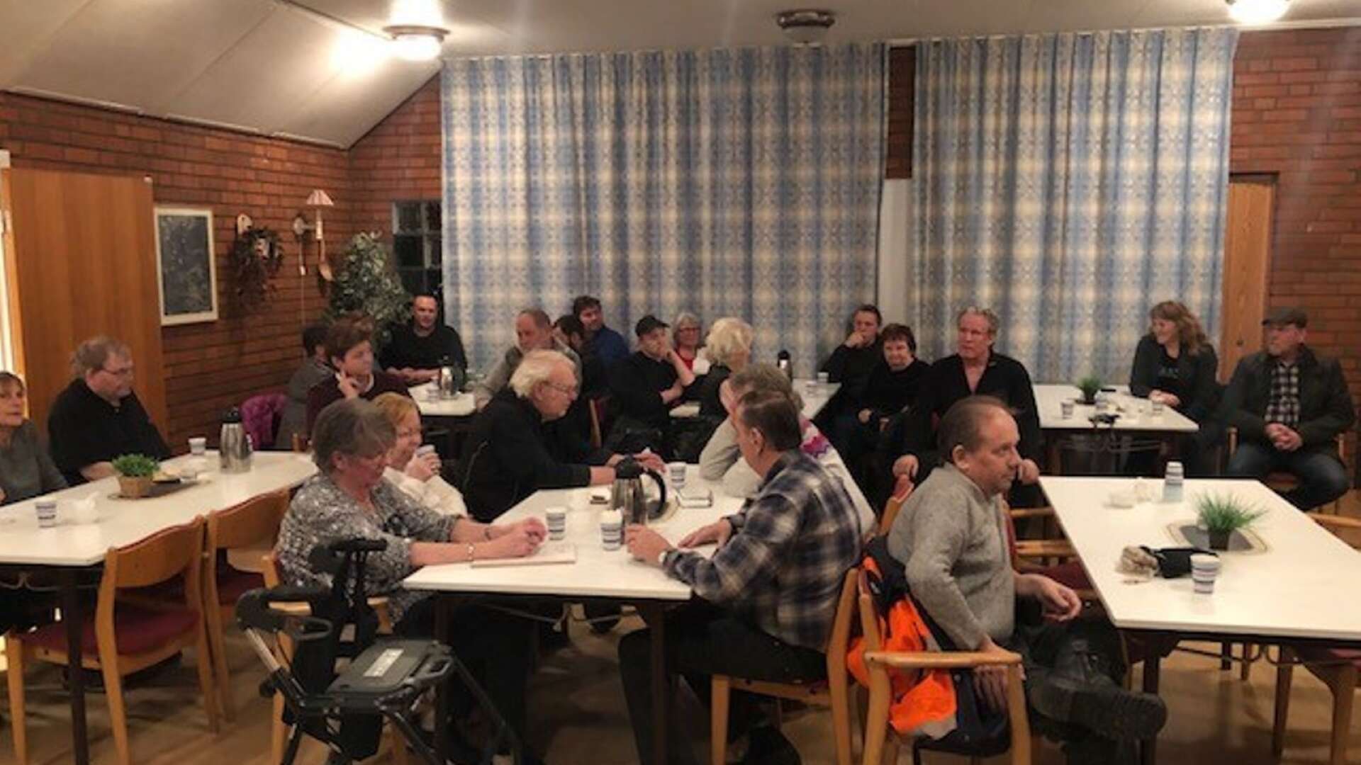 Omkring 40 personer hade slutit upp i Bäckhammar för att visa sitt stöd för Folkets hus betydelse för orten.