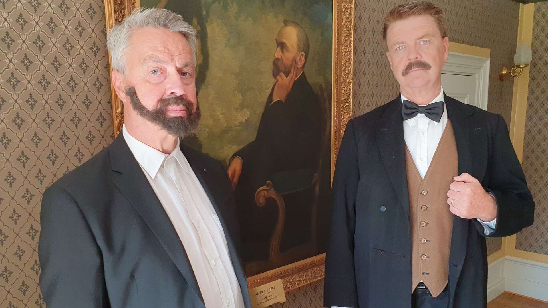Alfred Nobel, spelad av Per Jakobsson, och Nobels kollega och assistent Ragnar Sohlman, som gestaltas av John Persson, på Björkborns herrgård.