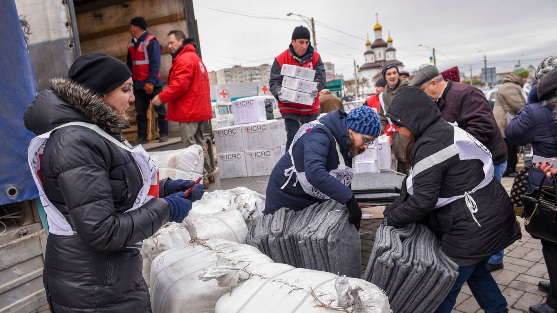 Röda Korset arbetar med flera projekt för att hjälpa befolkningen i Ukraina. 