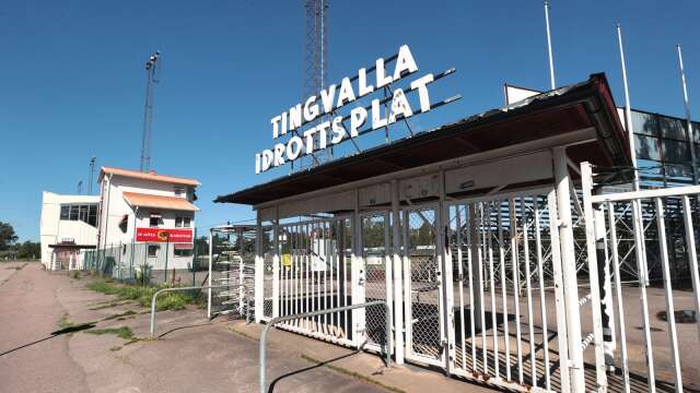 På en av Tingvalla IP:s skyltar saknas ett ”s” och arenan ekar i övrigt tom. När rivningsarbetet ska starta är ännu inte fastställt.